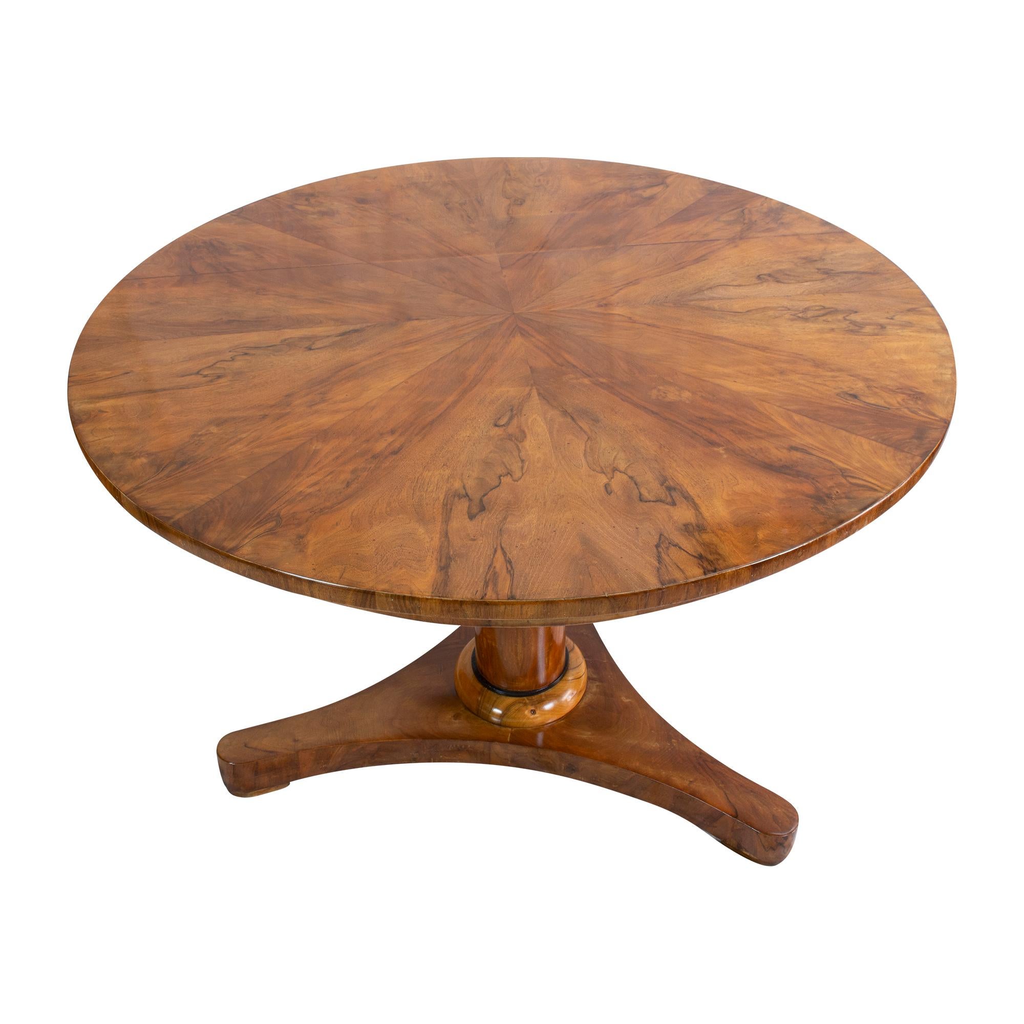 19th Century Biedermeier Round Salon Walnut Table For Sale 2