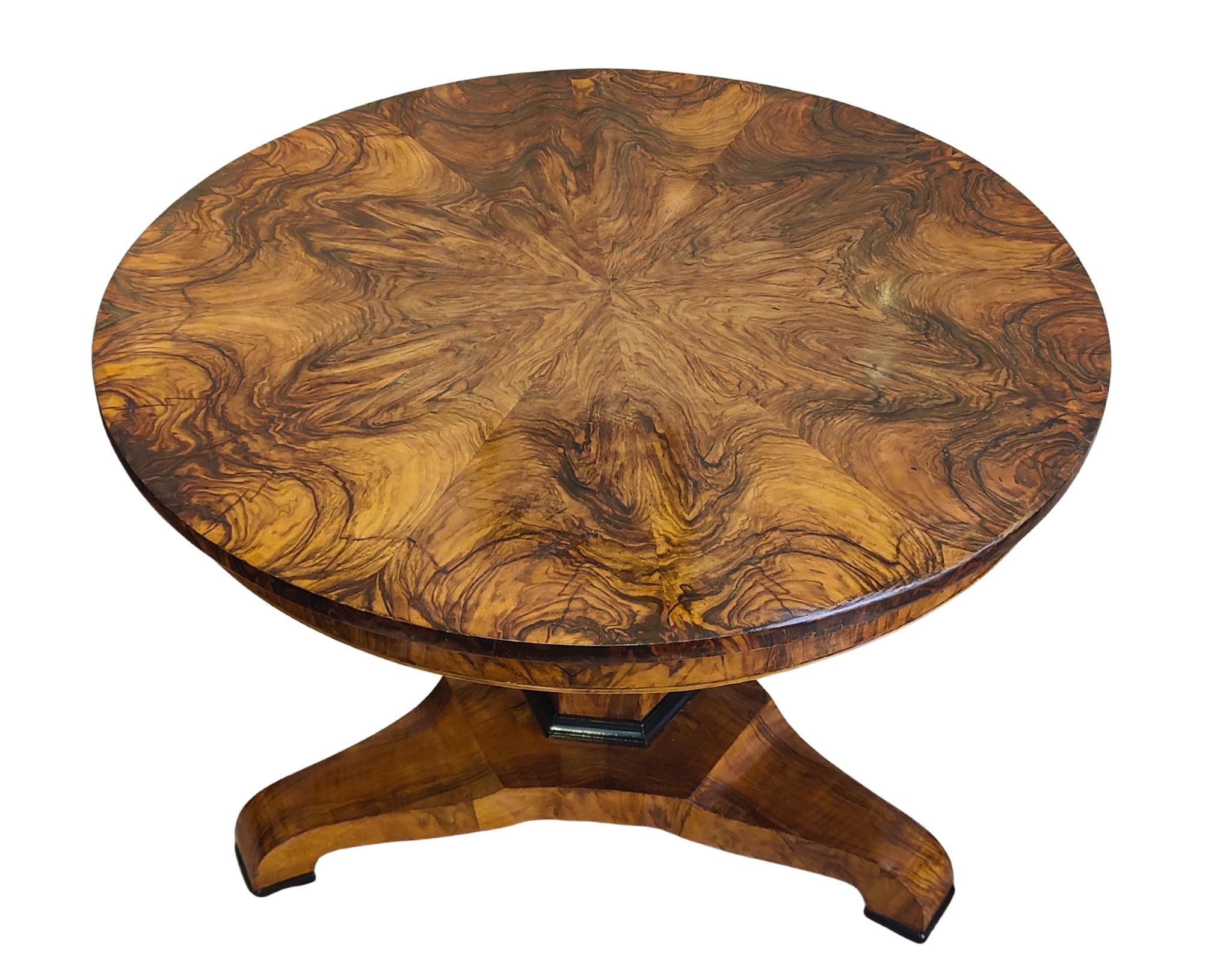 Tavolo da salotto rotondo in noce Biedermeier del XIX secolo in vendita 1