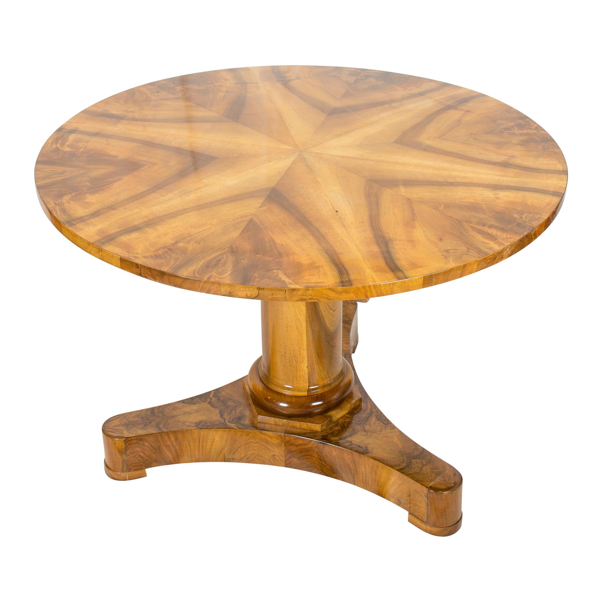 19th Century Biedermeier Round Salon Walnut Table For Sale 3