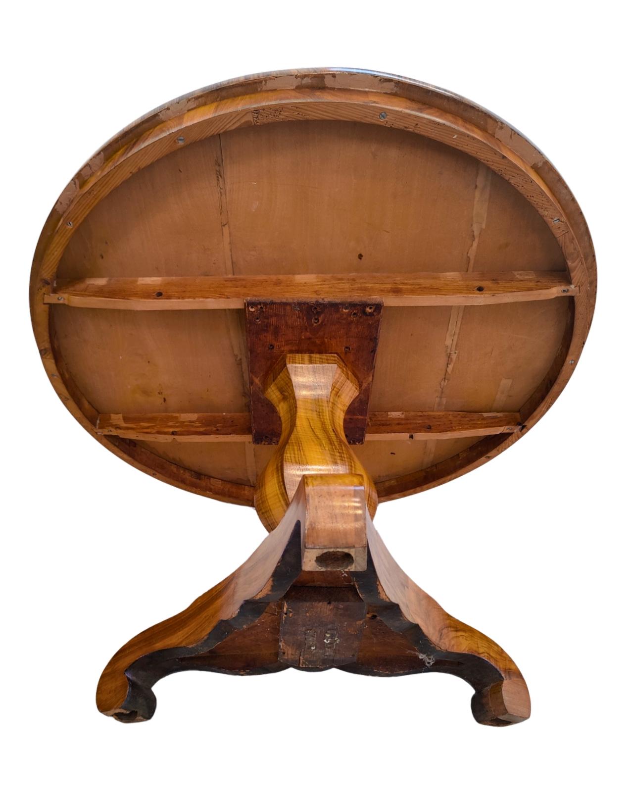 19th Century Biedermeier Round Salon Walnut Table For Sale 4