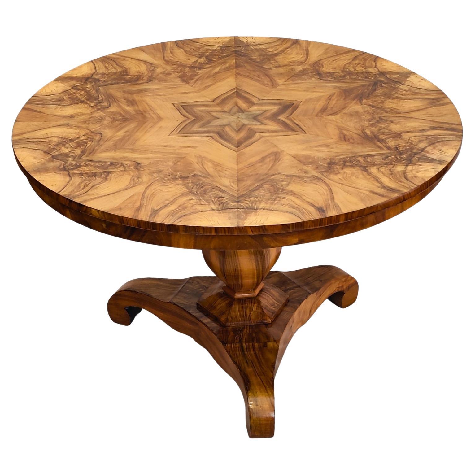 Tavolo da salotto rotondo in noce Biedermeier del XIX secolo
