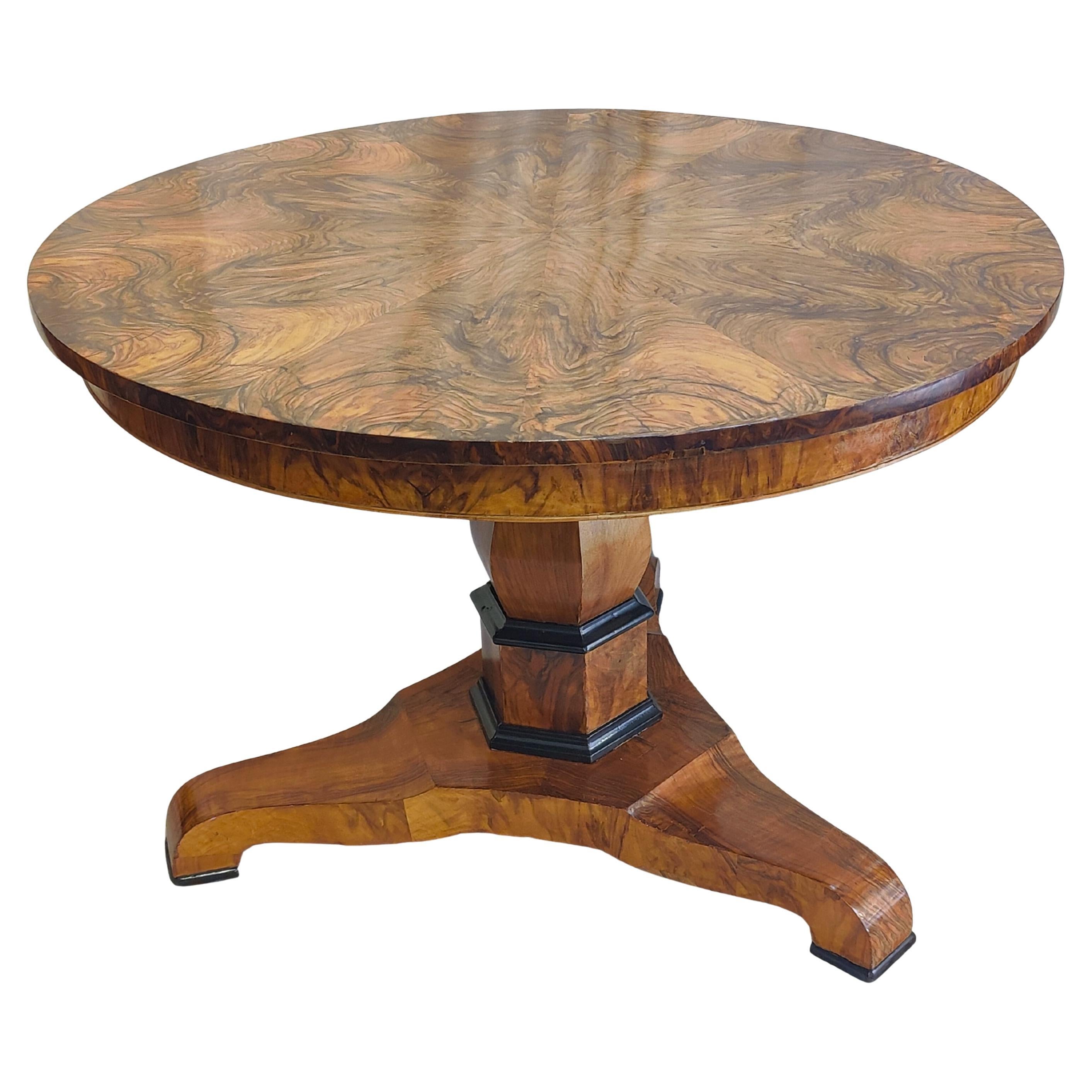 Tavolo da salotto rotondo in noce Biedermeier del XIX secolo