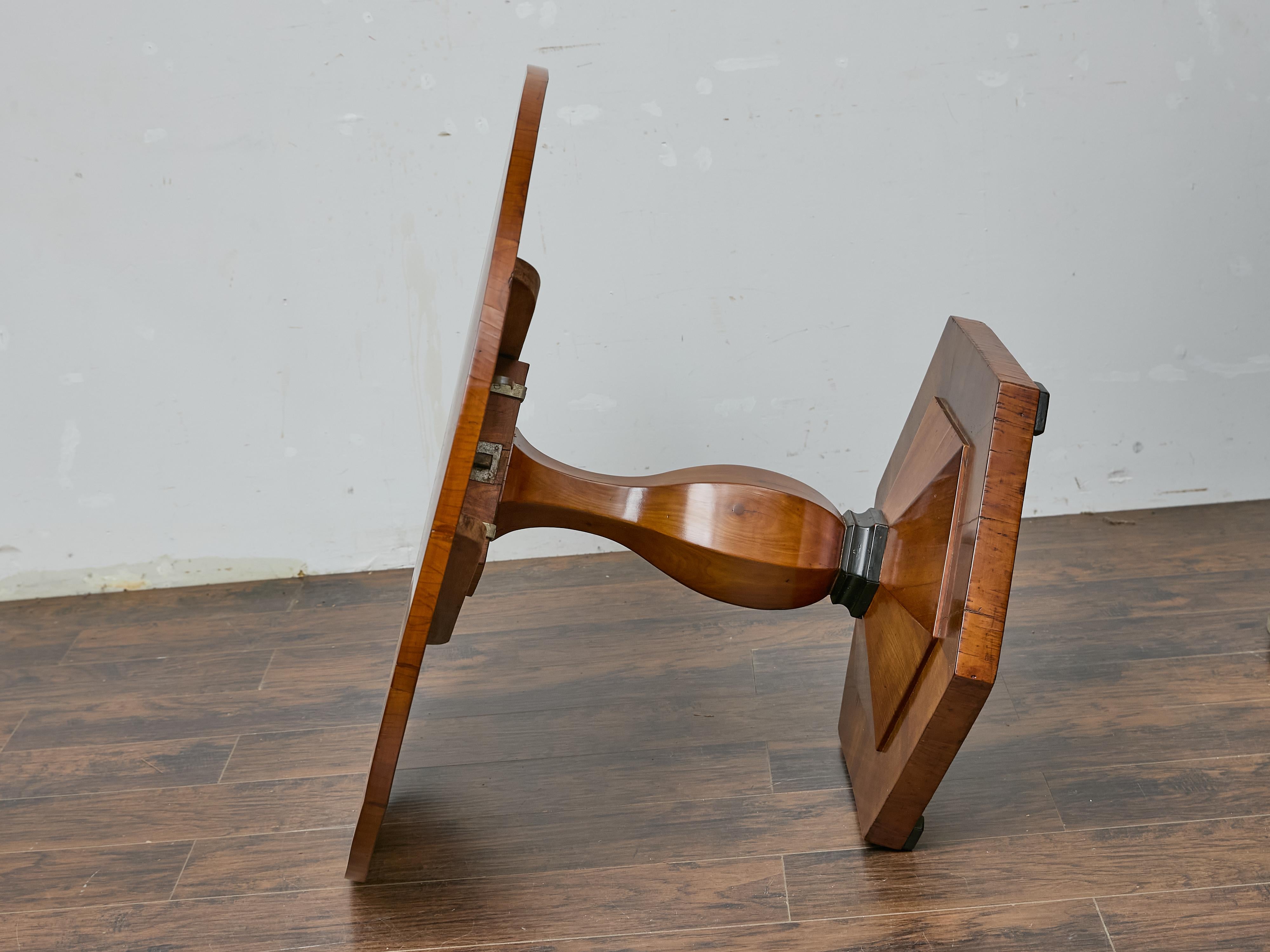 19th Century Biedermeier Round Walnut Pedestal Table with Veneered Starburst Top For Sale 10
