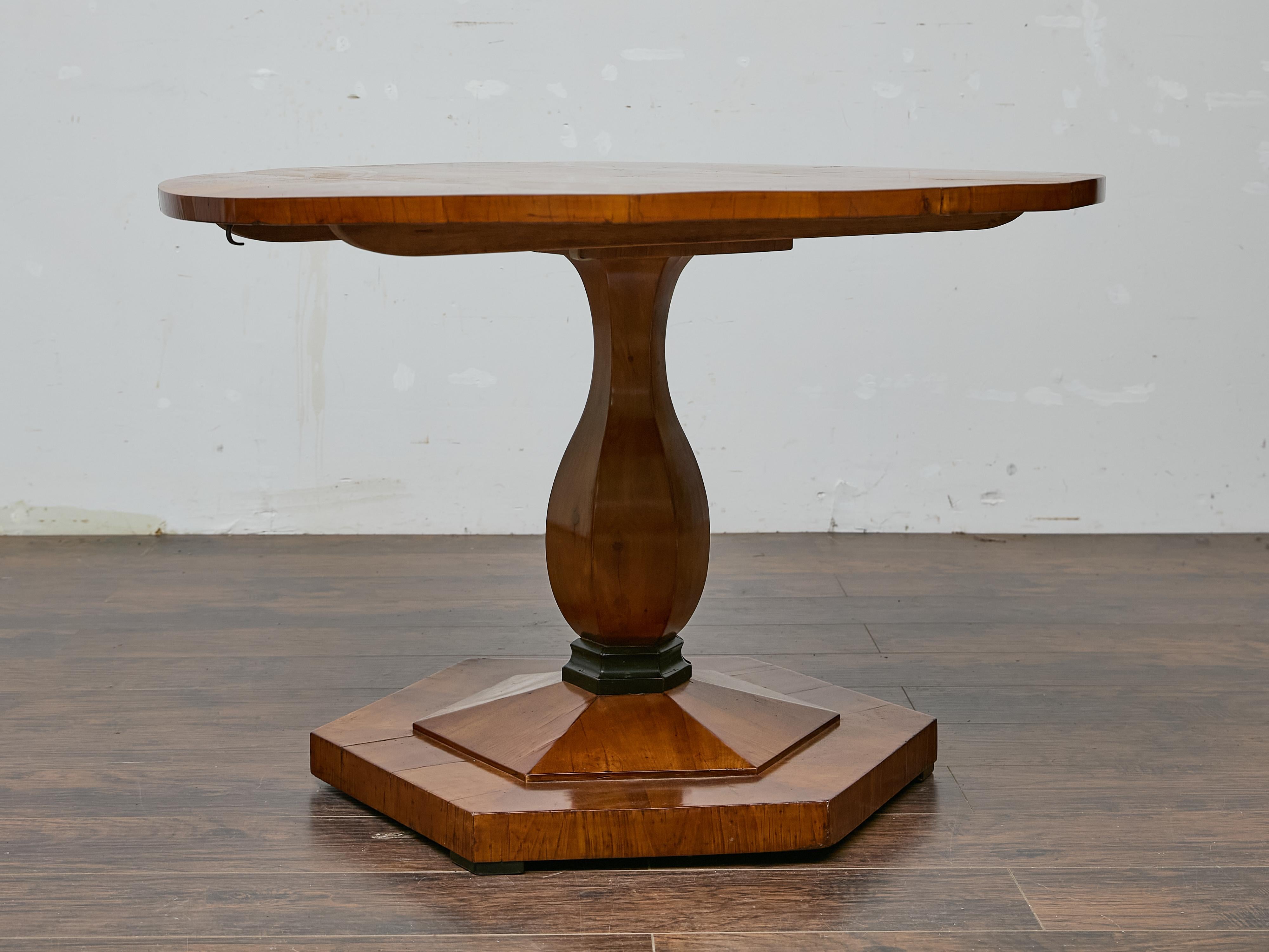 19th Century Biedermeier Round Walnut Pedestal Table with Veneered Starburst Top For Sale 13