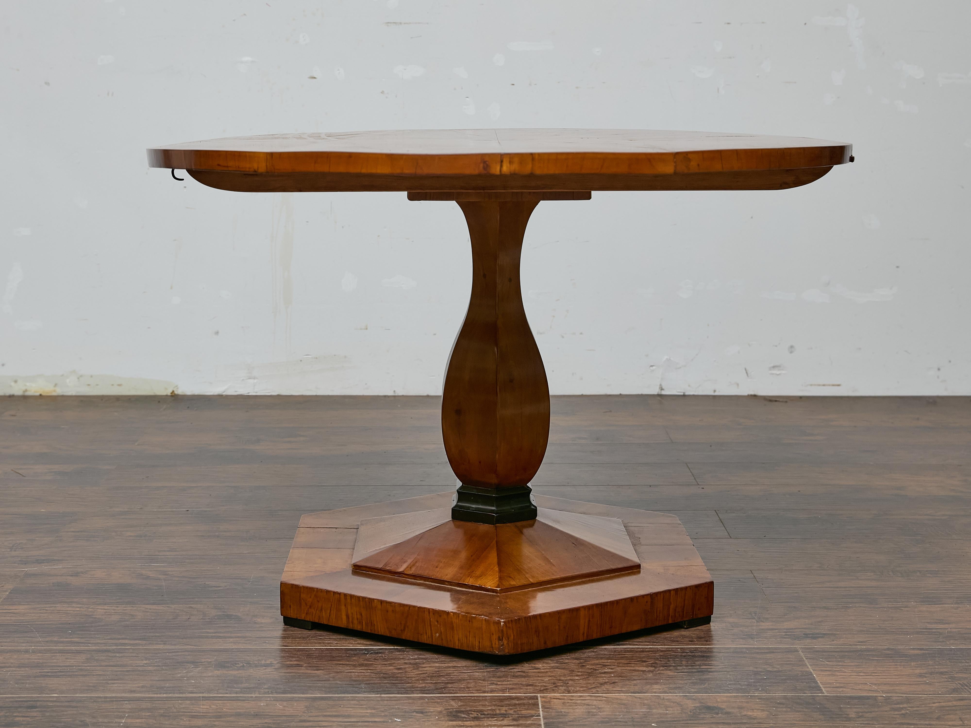 19th Century Biedermeier Round Walnut Pedestal Table with Veneered Starburst Top For Sale 1
