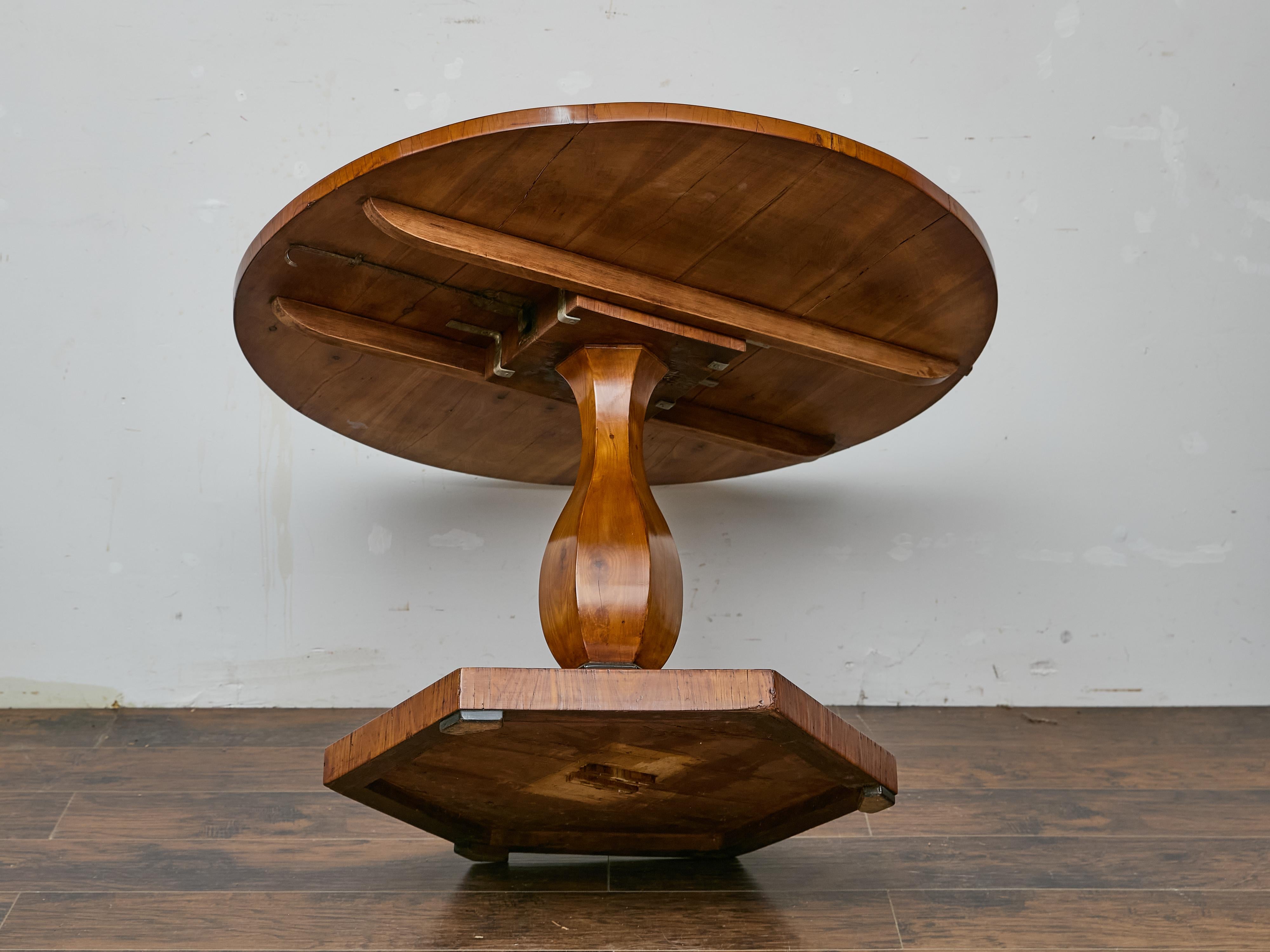 19th Century Biedermeier Round Walnut Pedestal Table with Veneered Starburst Top For Sale 2