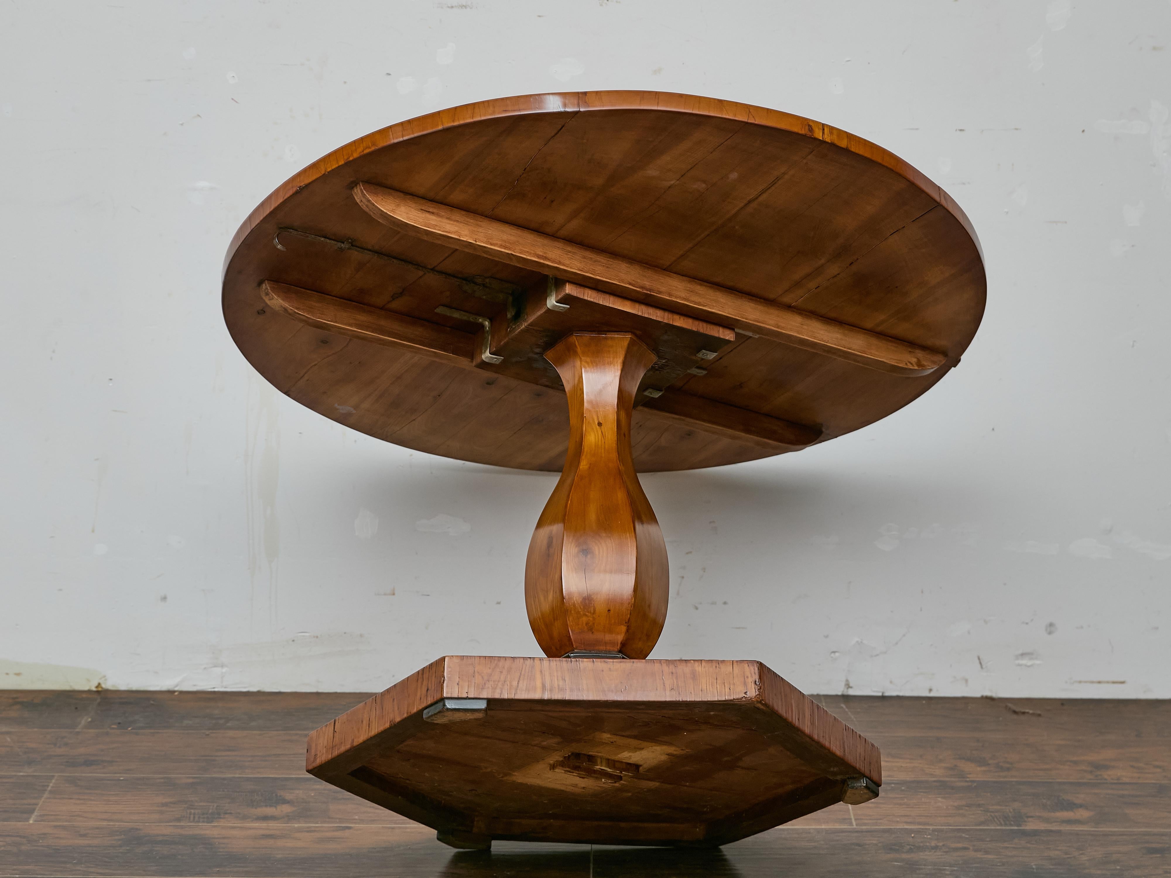 19th Century Biedermeier Round Walnut Pedestal Table with Veneered Starburst Top For Sale 3