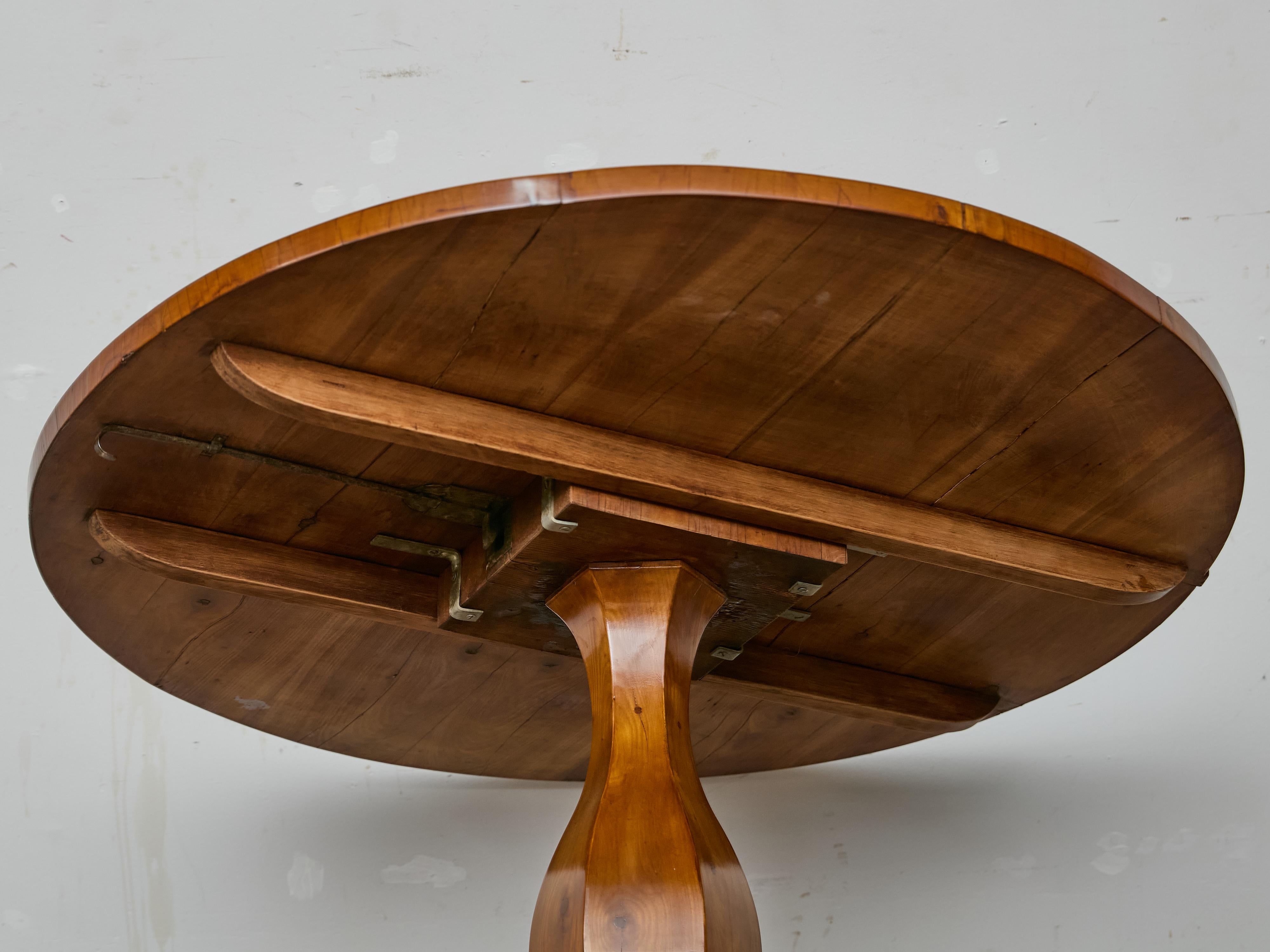 19th Century Biedermeier Round Walnut Pedestal Table with Veneered Starburst Top For Sale 4