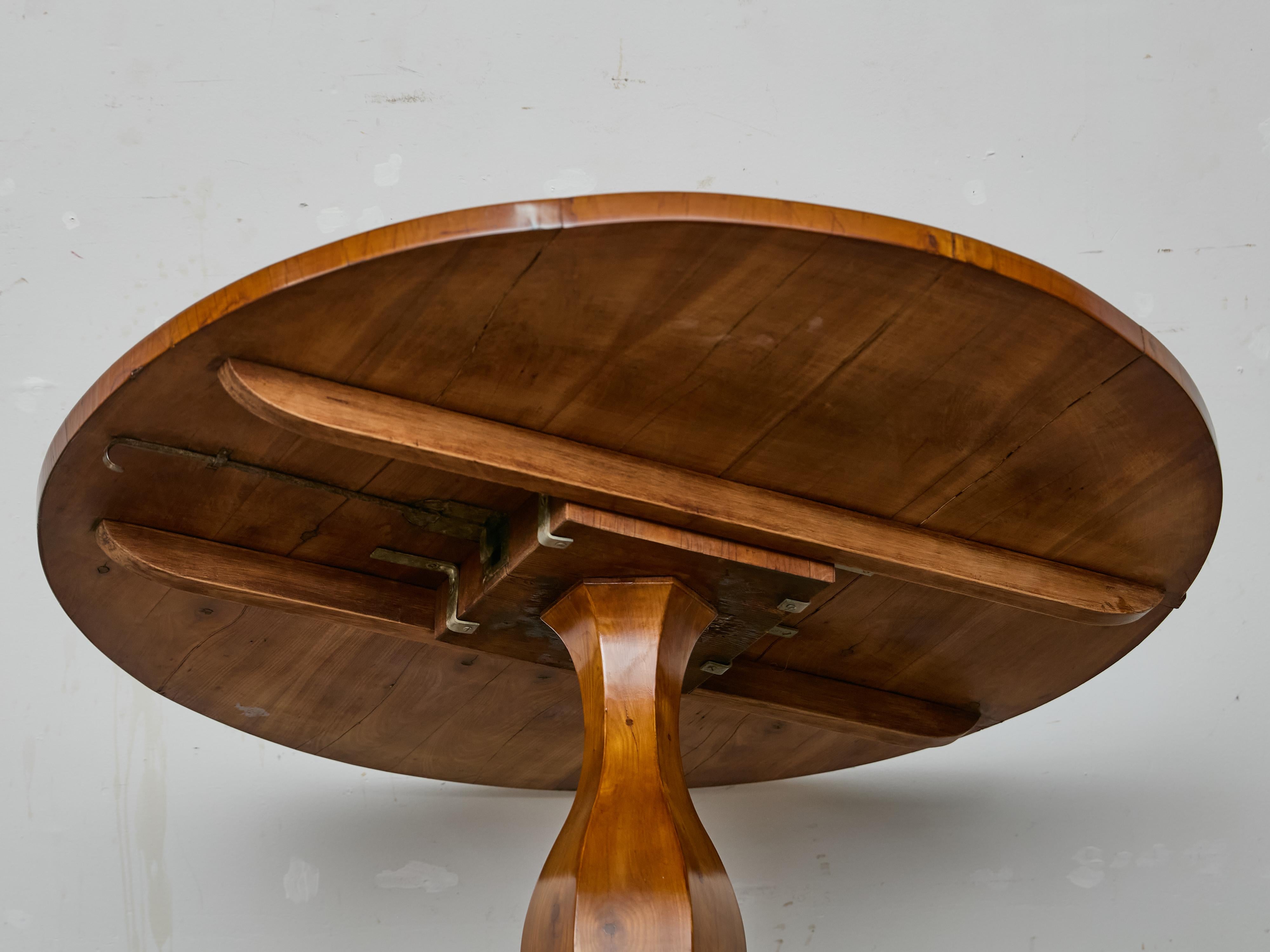 19th Century Biedermeier Round Walnut Pedestal Table with Veneered Starburst Top For Sale 5