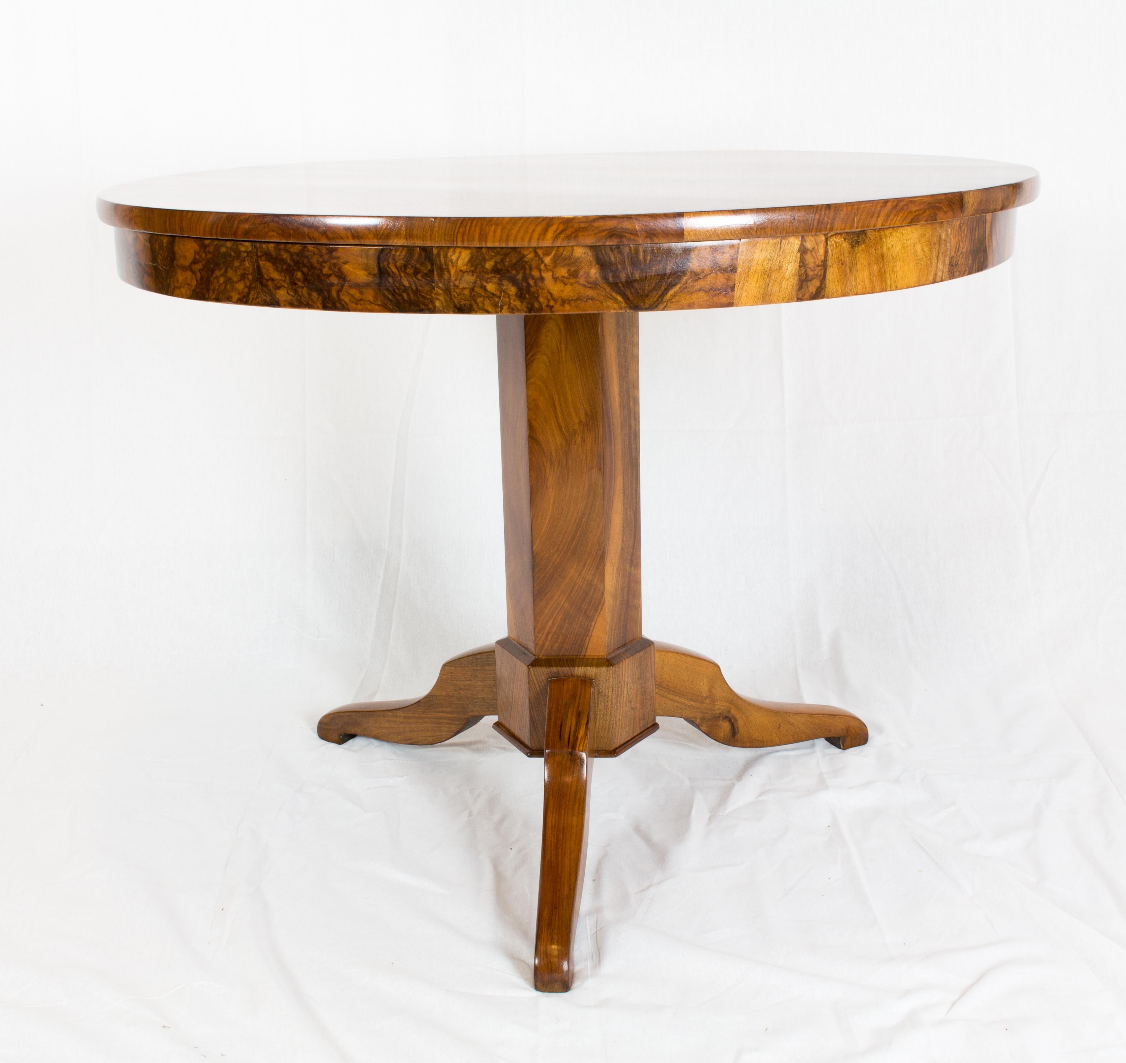 The round table is from the time of the Biedermeier and was made of veneered walnut on pine wood. The feet are made of solid walnut. In very good restored condition.