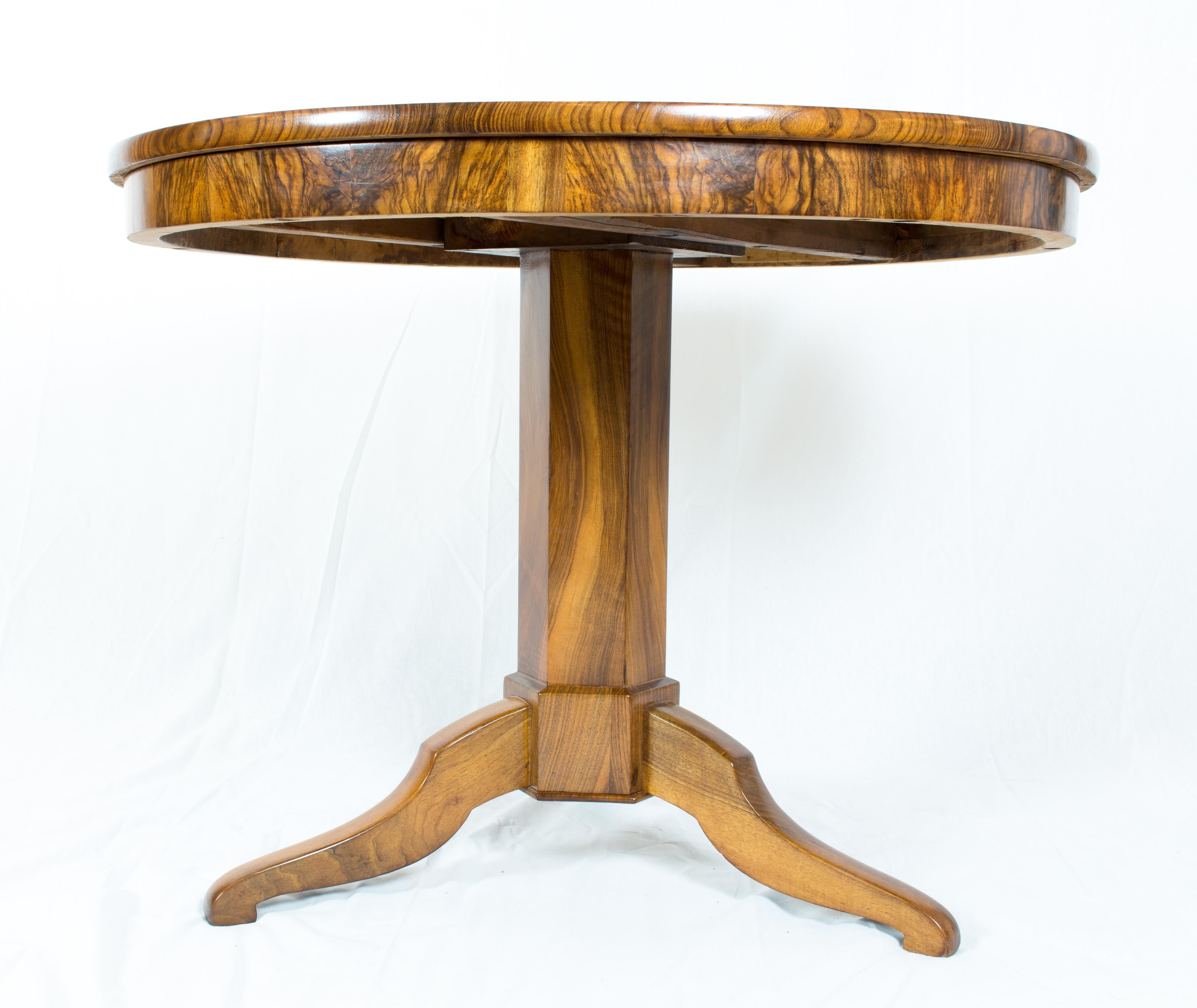 Polished 19th Century Biedermeier Round Walnut Table
