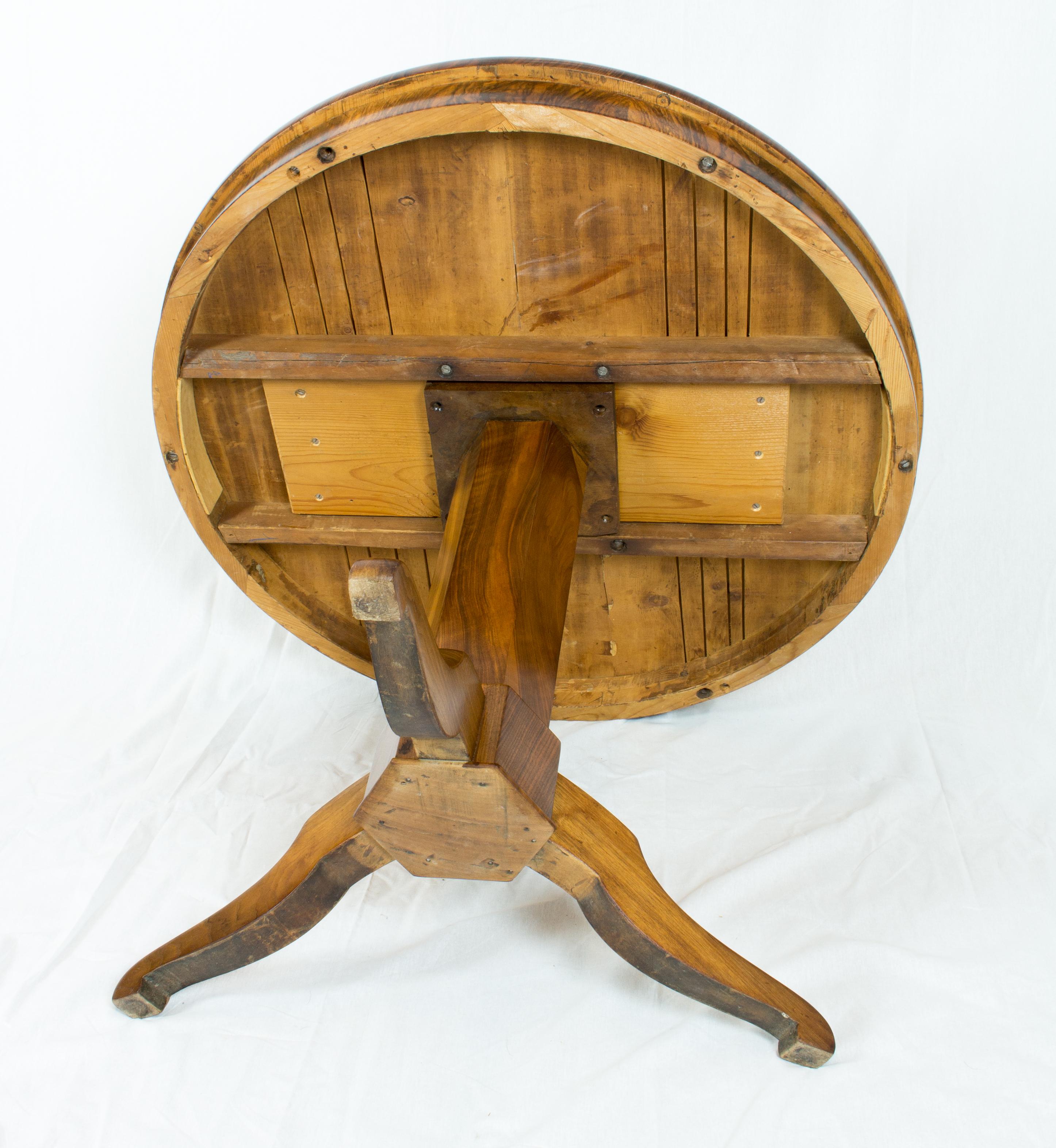 19th Century Biedermeier Round Walnut Table 1
