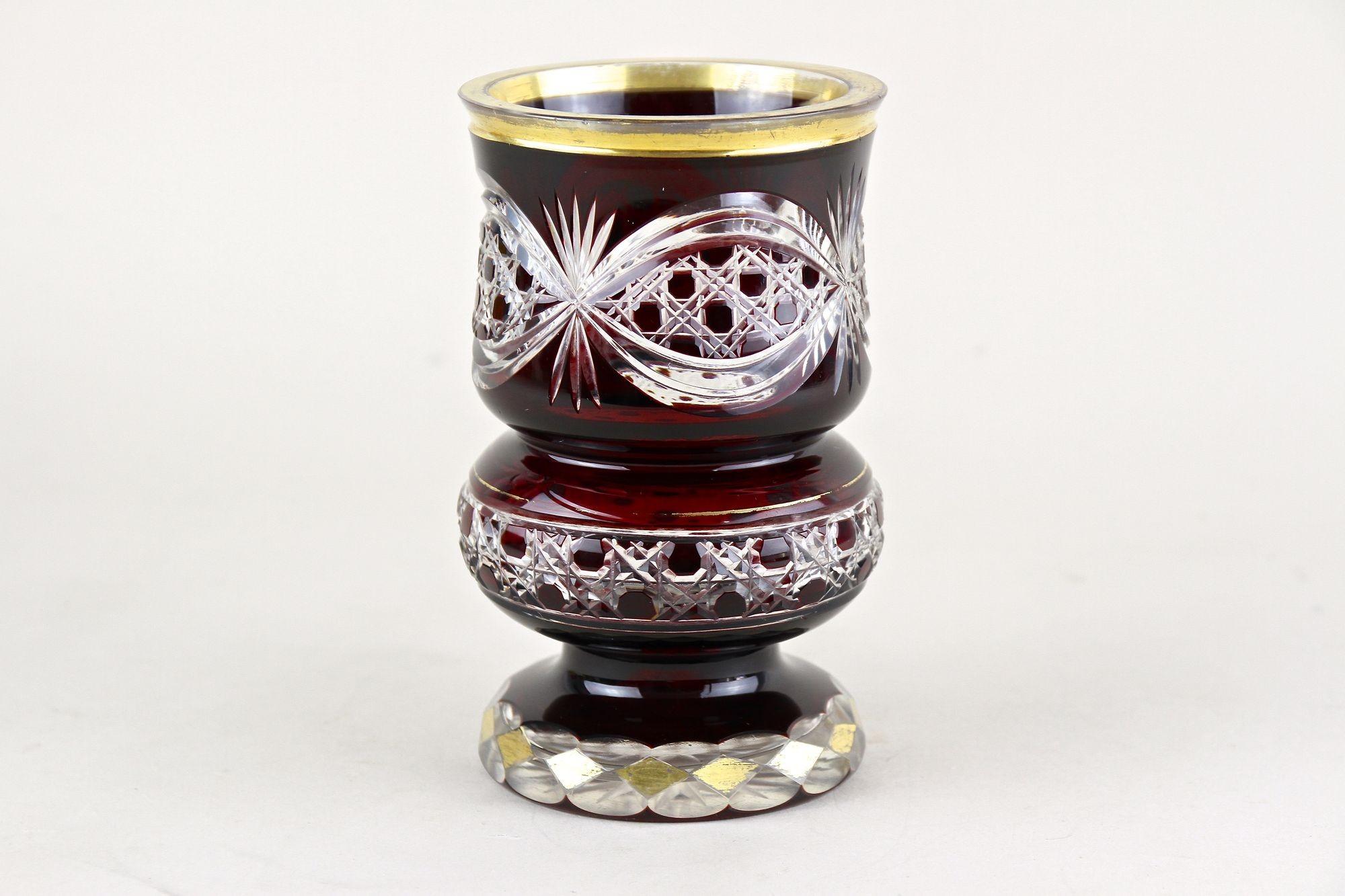 19th Century Biedermeier Ruby Red Overlay Glass Goblet, Gilt Parts, CZ ca. 1840 en venta 3