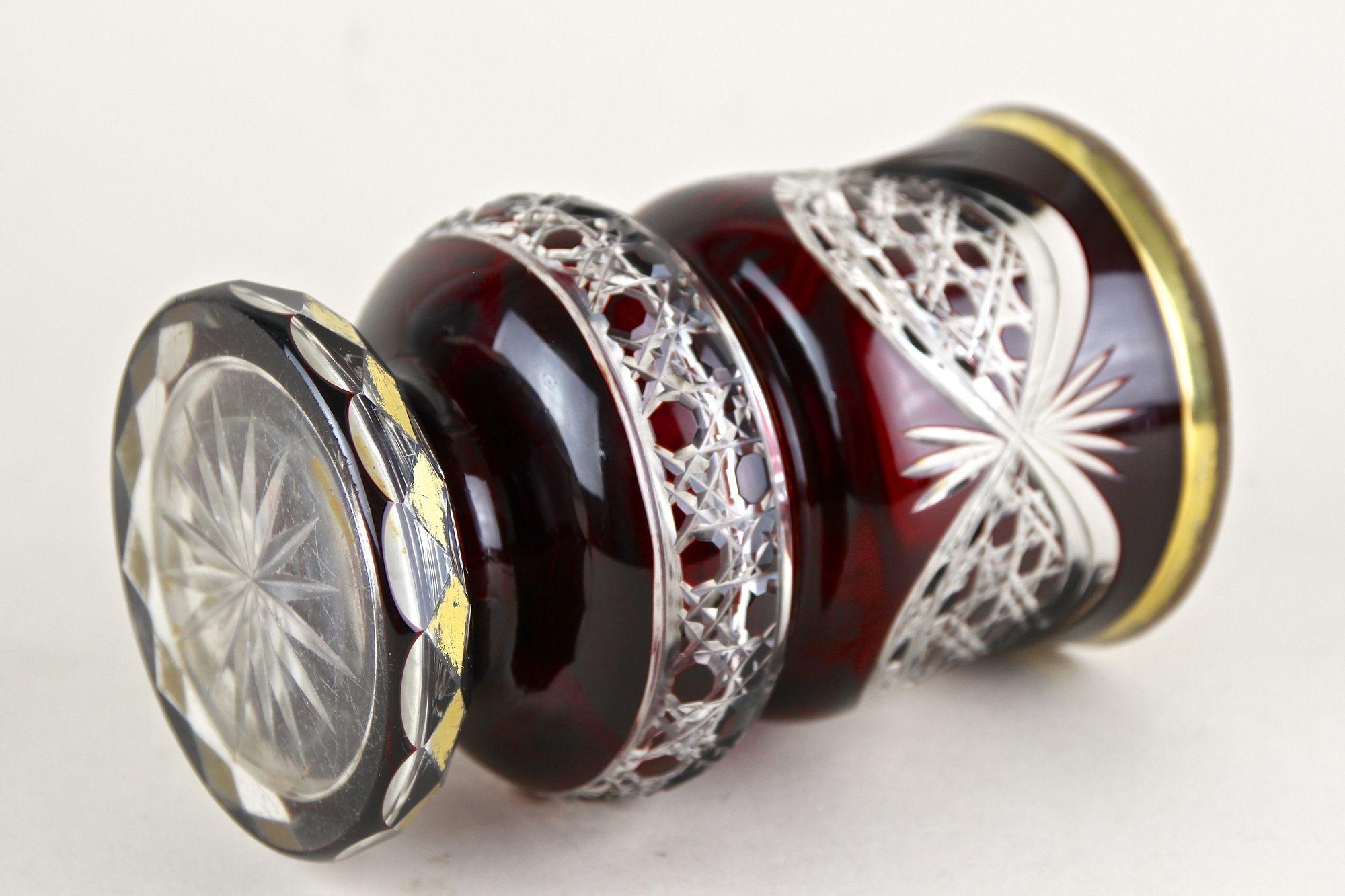 19th Century Biedermeier Ruby Red Overlay Glass Goblet, Gilt Parts, CZ ca. 1840 en venta 9