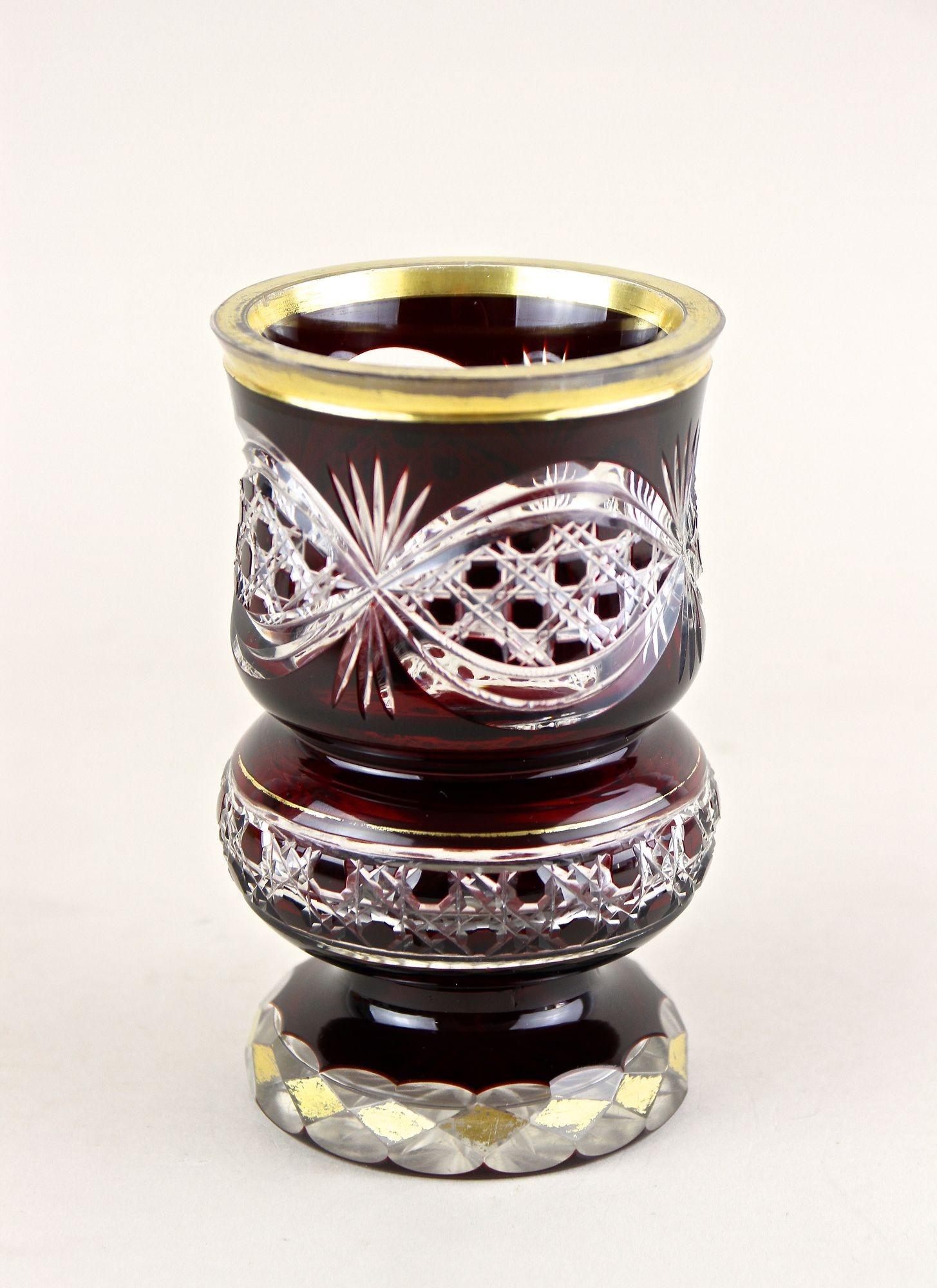 19th Century Biedermeier Ruby Red Overlay Glass Goblet, Gilt Parts, CZ ca. 1840 Hecho a mano en venta