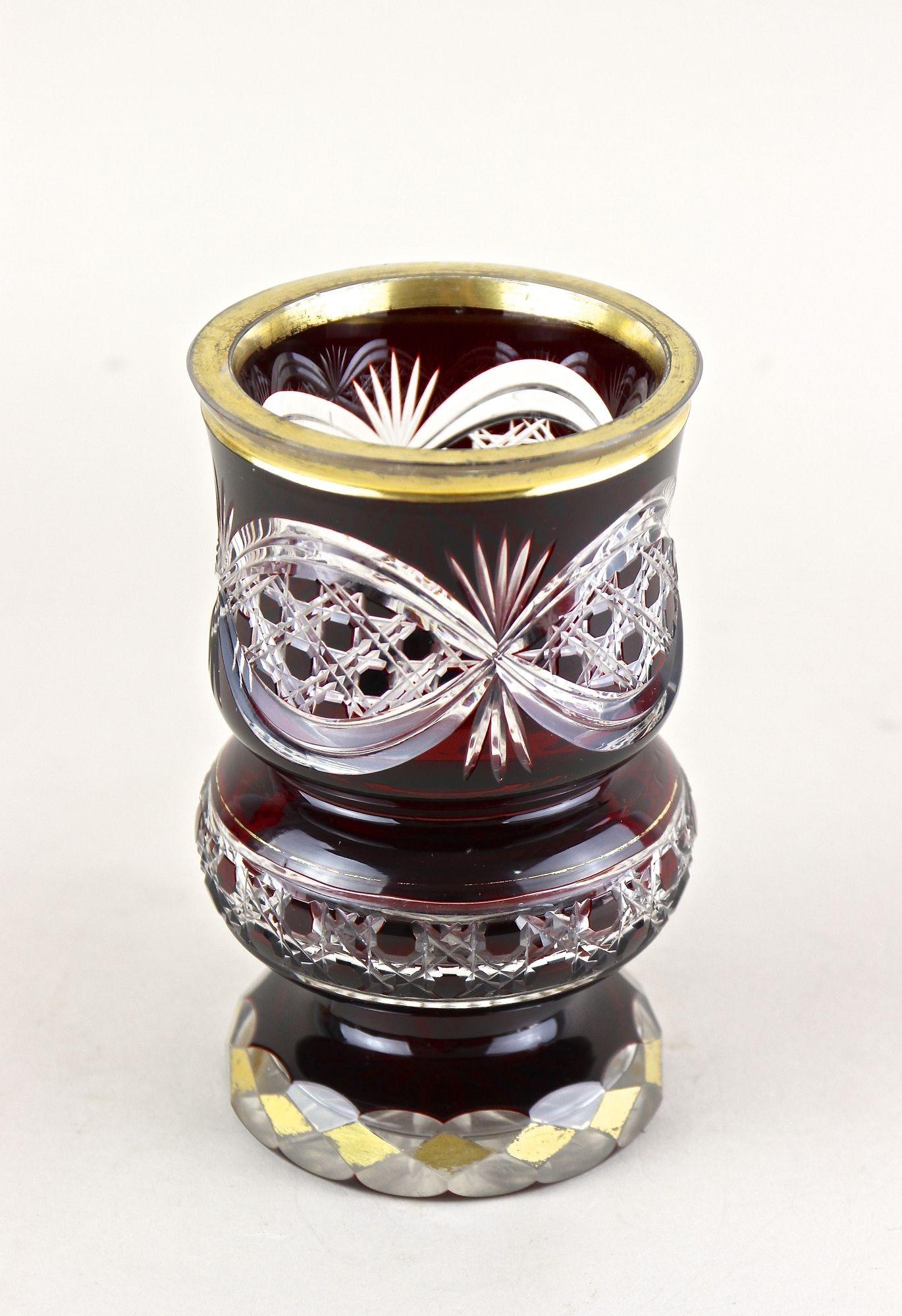 19th Century Biedermeier Ruby Red Overlay Glass Goblet, Gilt Parts, CZ ca. 1840 Oro en venta