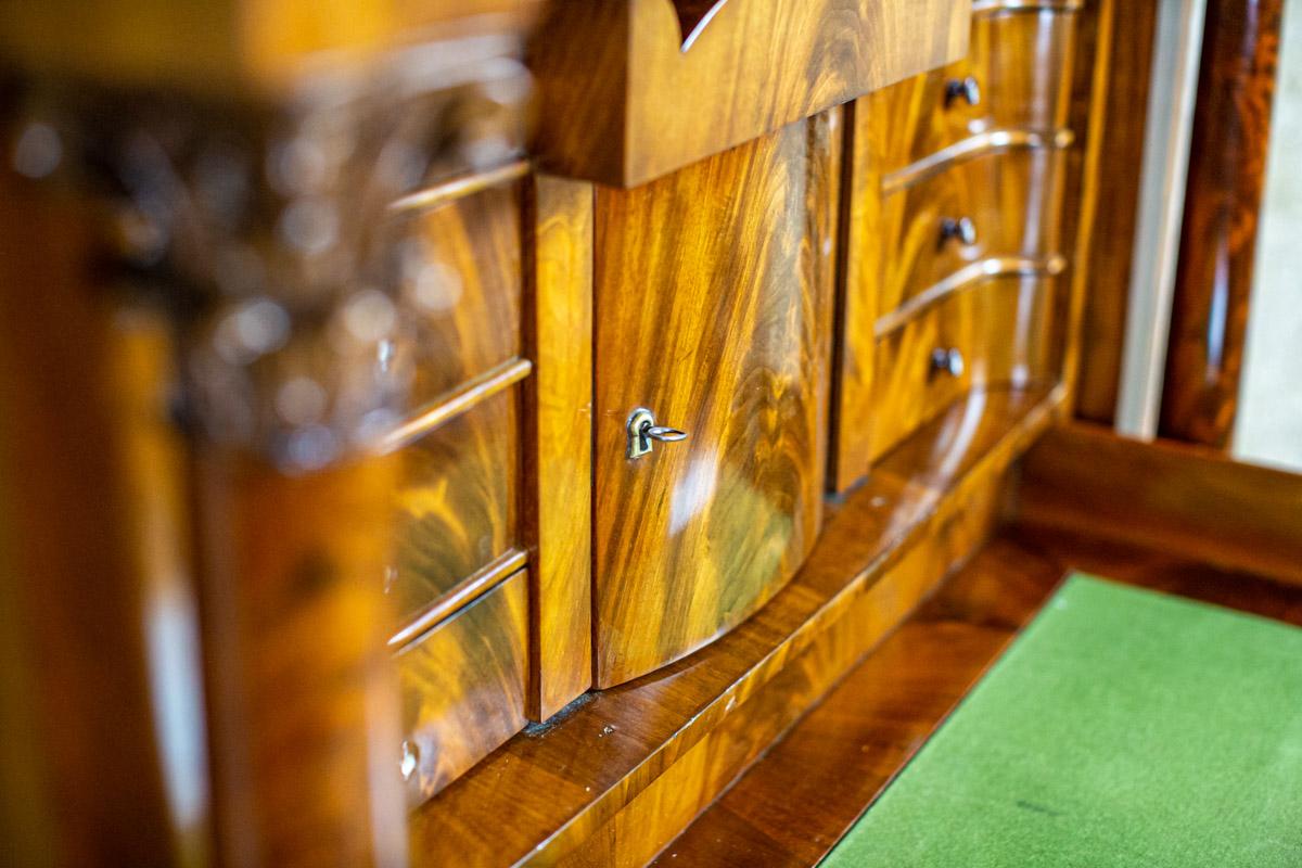 19th-Century Biedermeier Mahogany Secretary Desk in Beautiful Graining For Sale 3