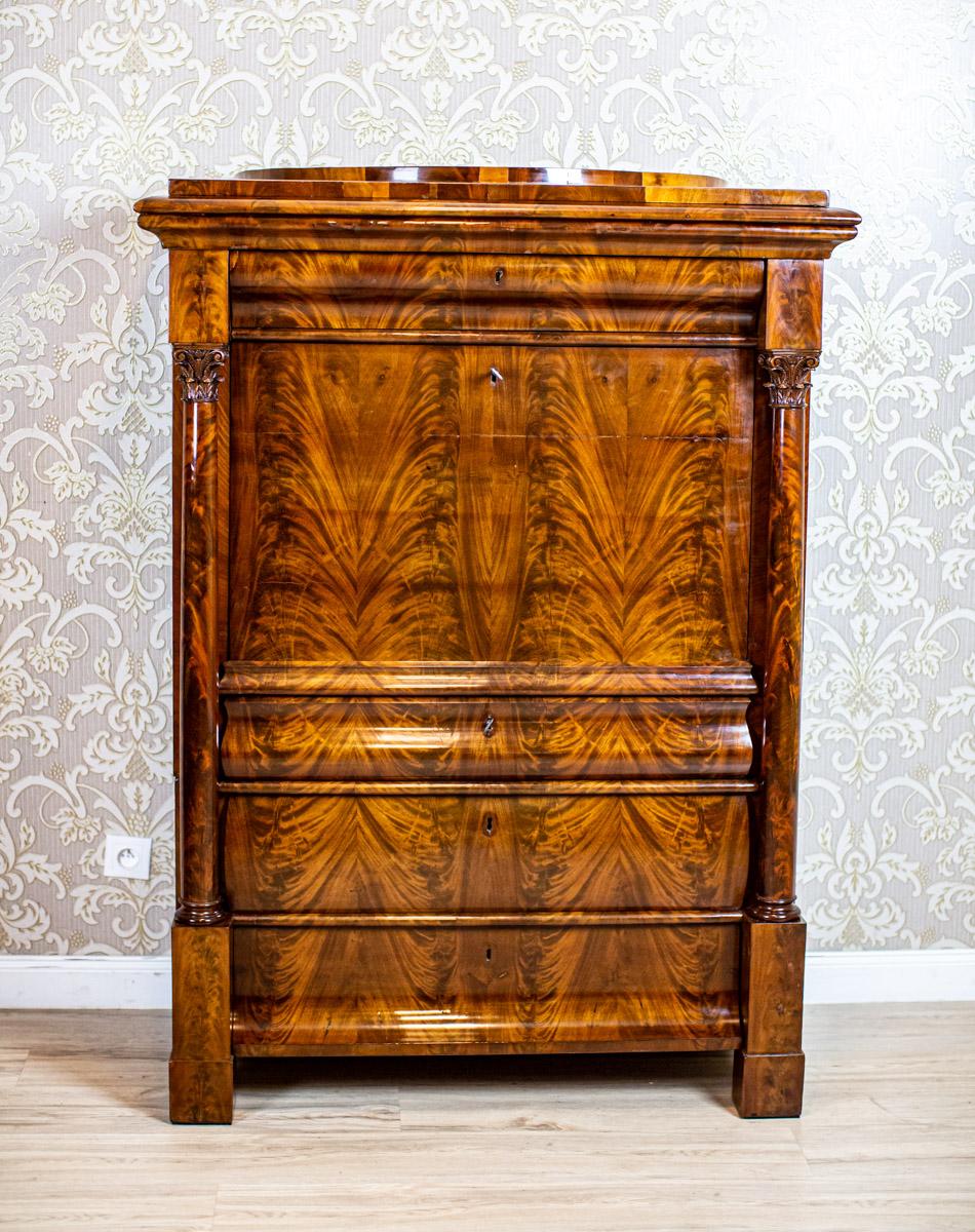 19th-Century Biedermeier Mahogany Secretary Desk in Beautiful Graining

We present you this piece of furniture with three drawers at the bottom, a drop front, and a narrow drawer under the cornice.
The whole is topped with a straight and slightly