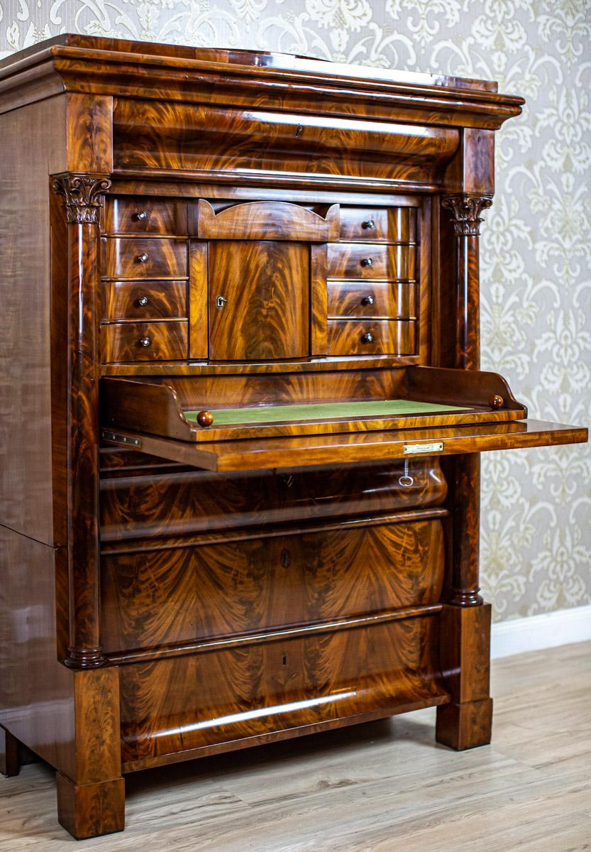 Biedermeier-Mahagoni-Sekretr-Schreibtisch aus dem 19. Jahrhundert mit schner Maserung (Furnier) im Angebot