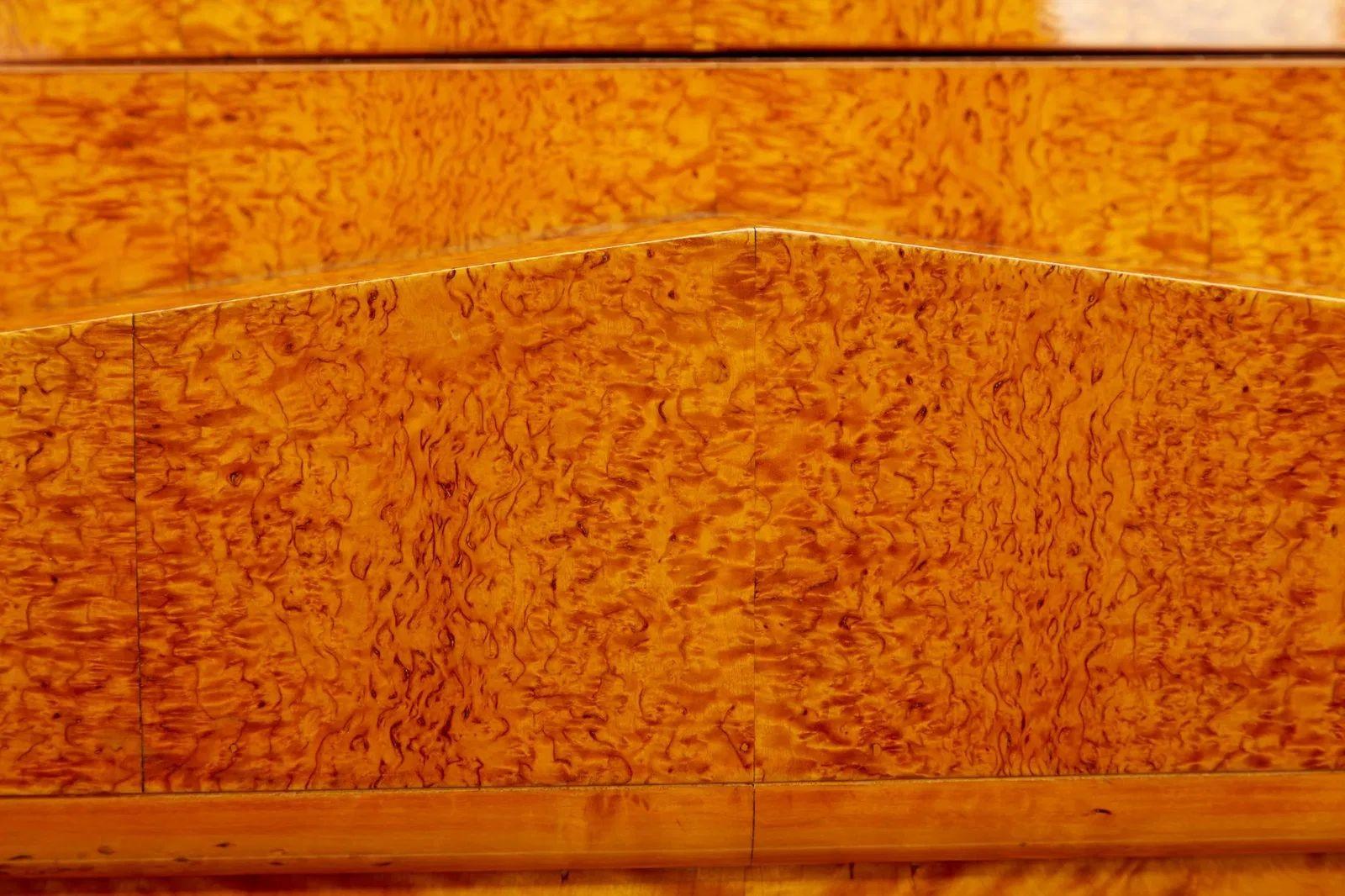 Scrivania Biedermeier del XIX secolo in radica d'acero In condizioni buone in vendita a Los Angeles, CA