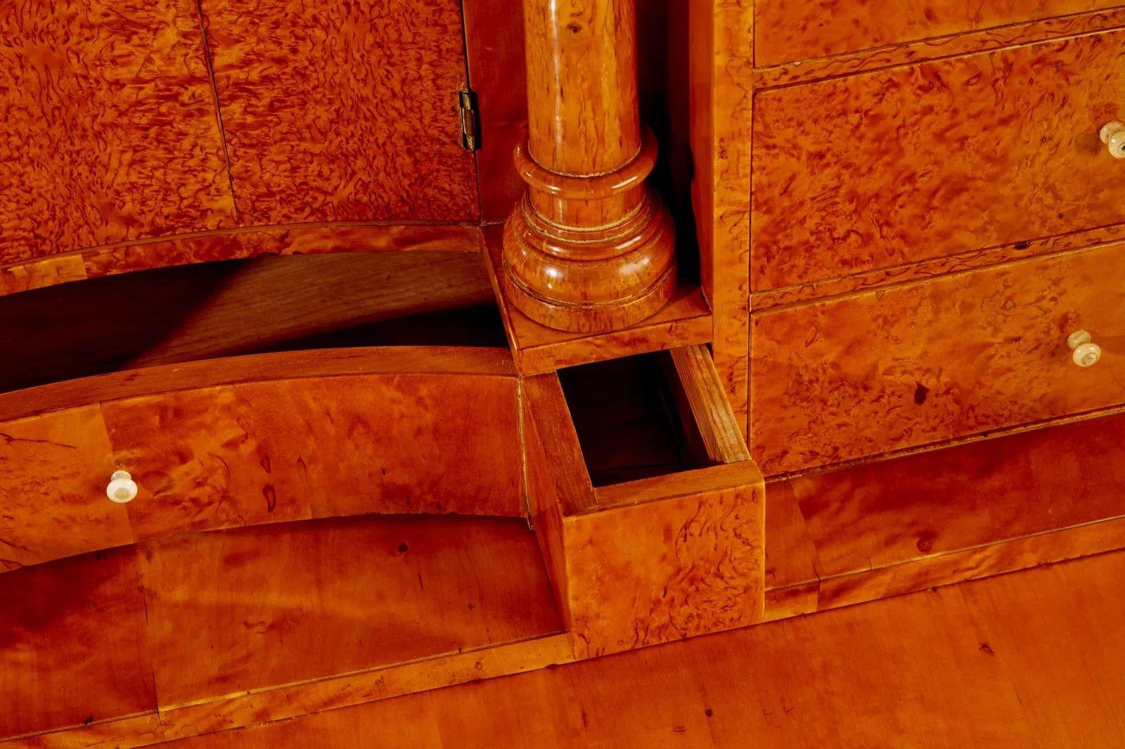 Scrivania Biedermeier del XIX secolo in radica d'acero in vendita 1