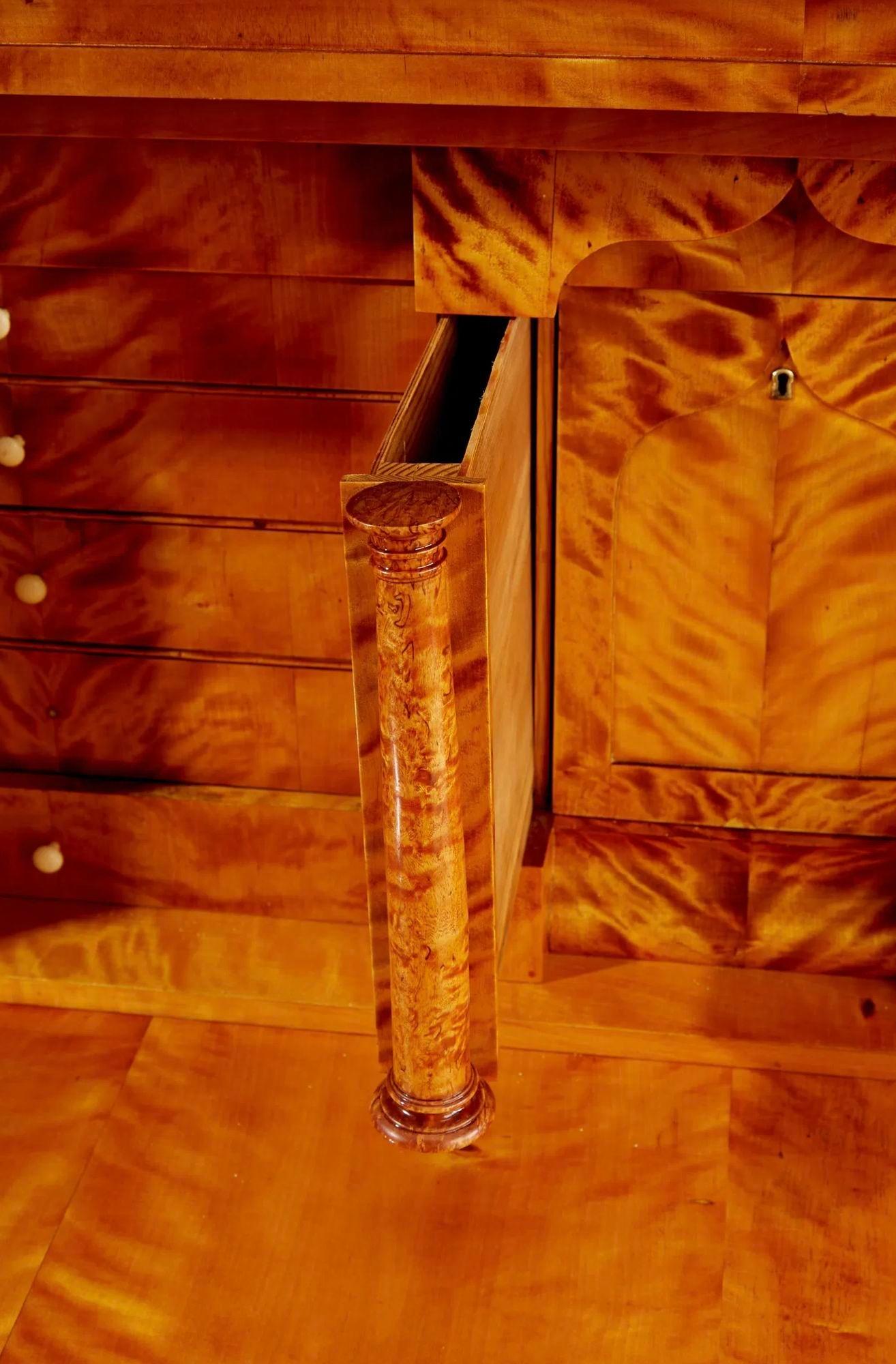Broussin Secrétaire Biedermeier du 19ème siècle en ronce d'érable avec détails ébénisés en vente