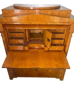 Secrétaire de style Biedermeier du XIXe siècle avec compartiments secrets