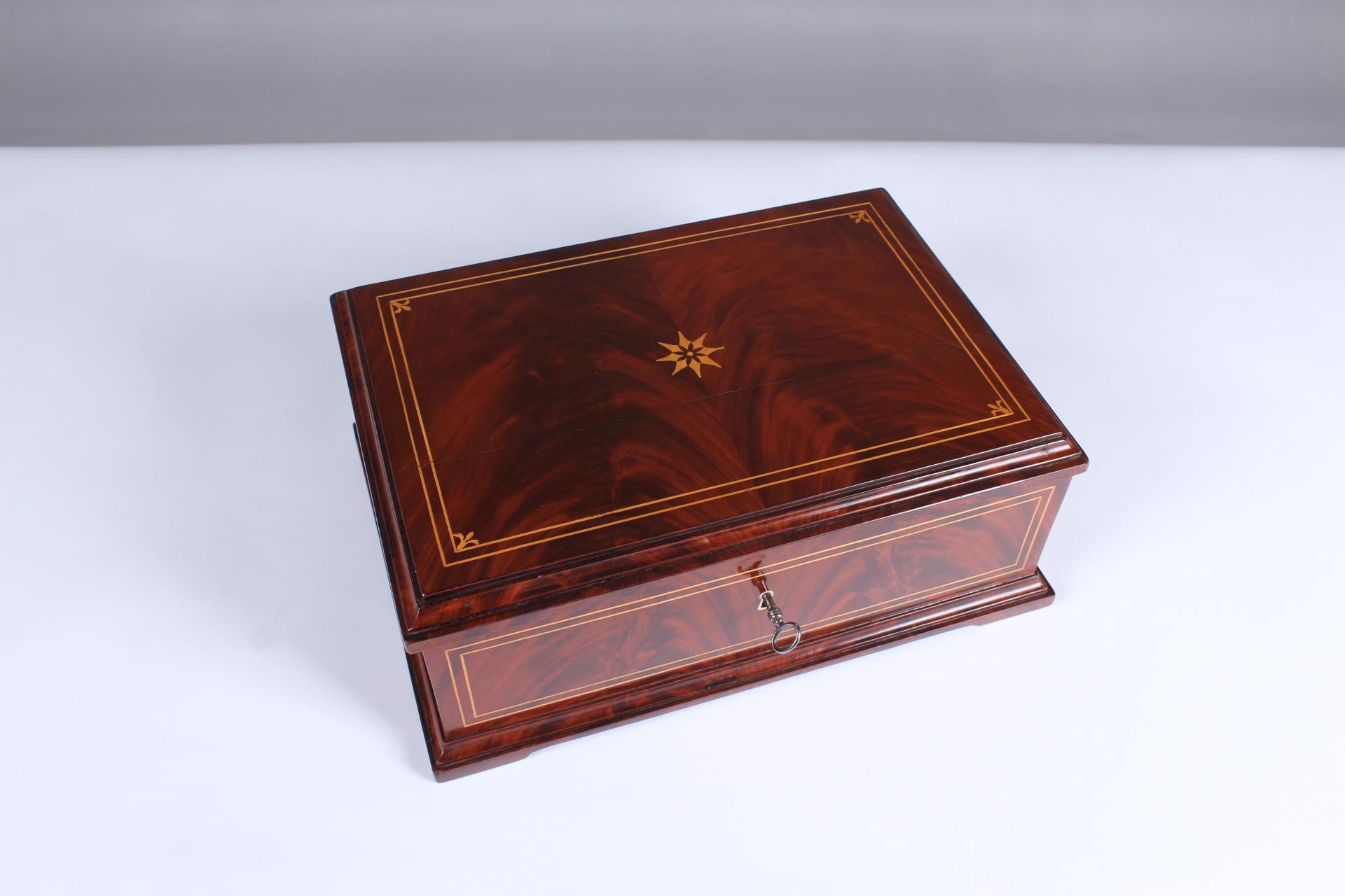 Biedermeier sewing or jewelry box

Baden-Württemberg
Mahogany, Maple
Biedermeier, circa 1830

Dimensions: H x W x D, 15 x 40 x 28 cm

Description:
Rectangular box veneered in mahogany. Thread inlays of maple are in beautiful contrast to the
