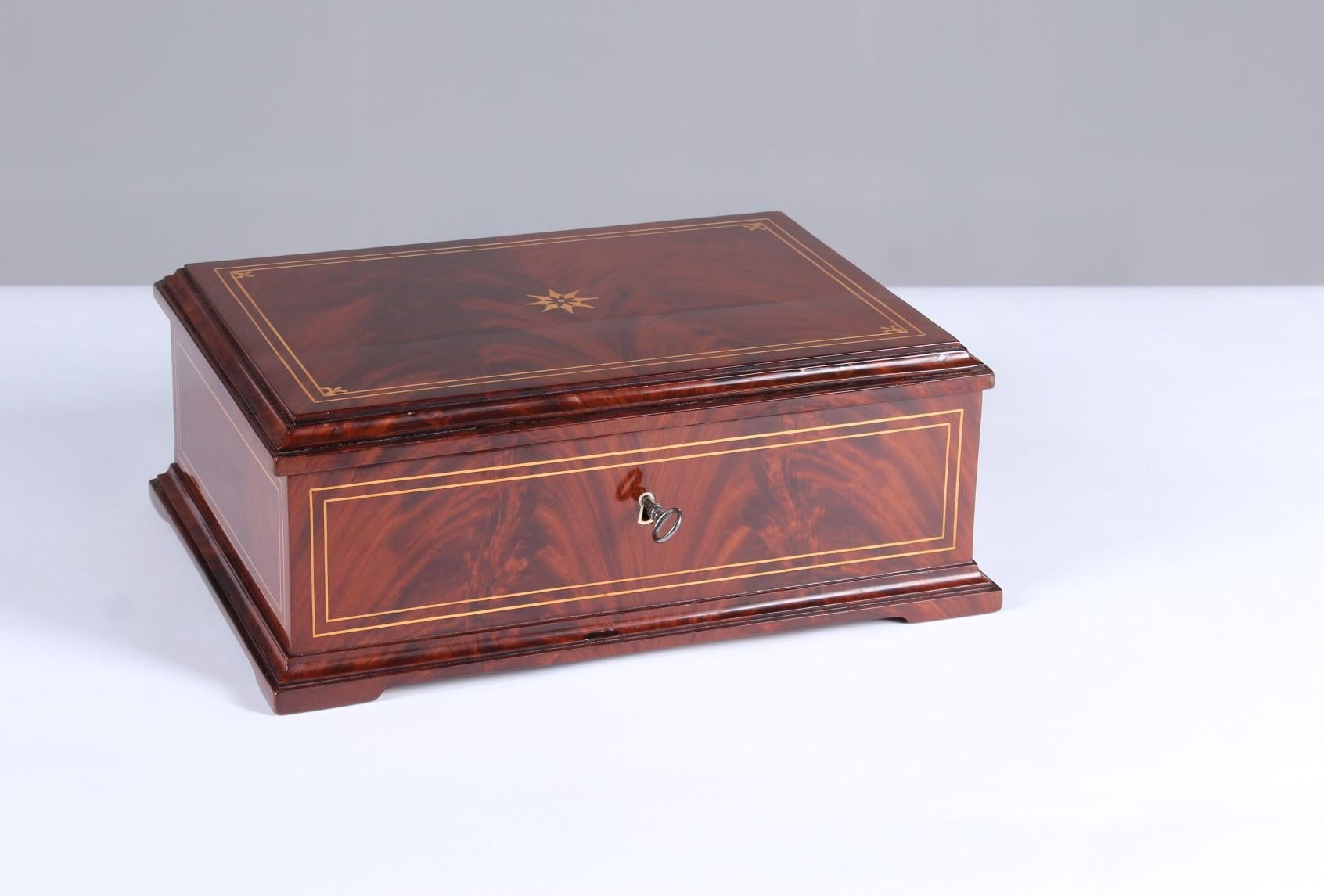19th Century Biedermeier Sewing or Jewelry Box, Mahogany with Maple Inlays In Good Condition In Greven, DE