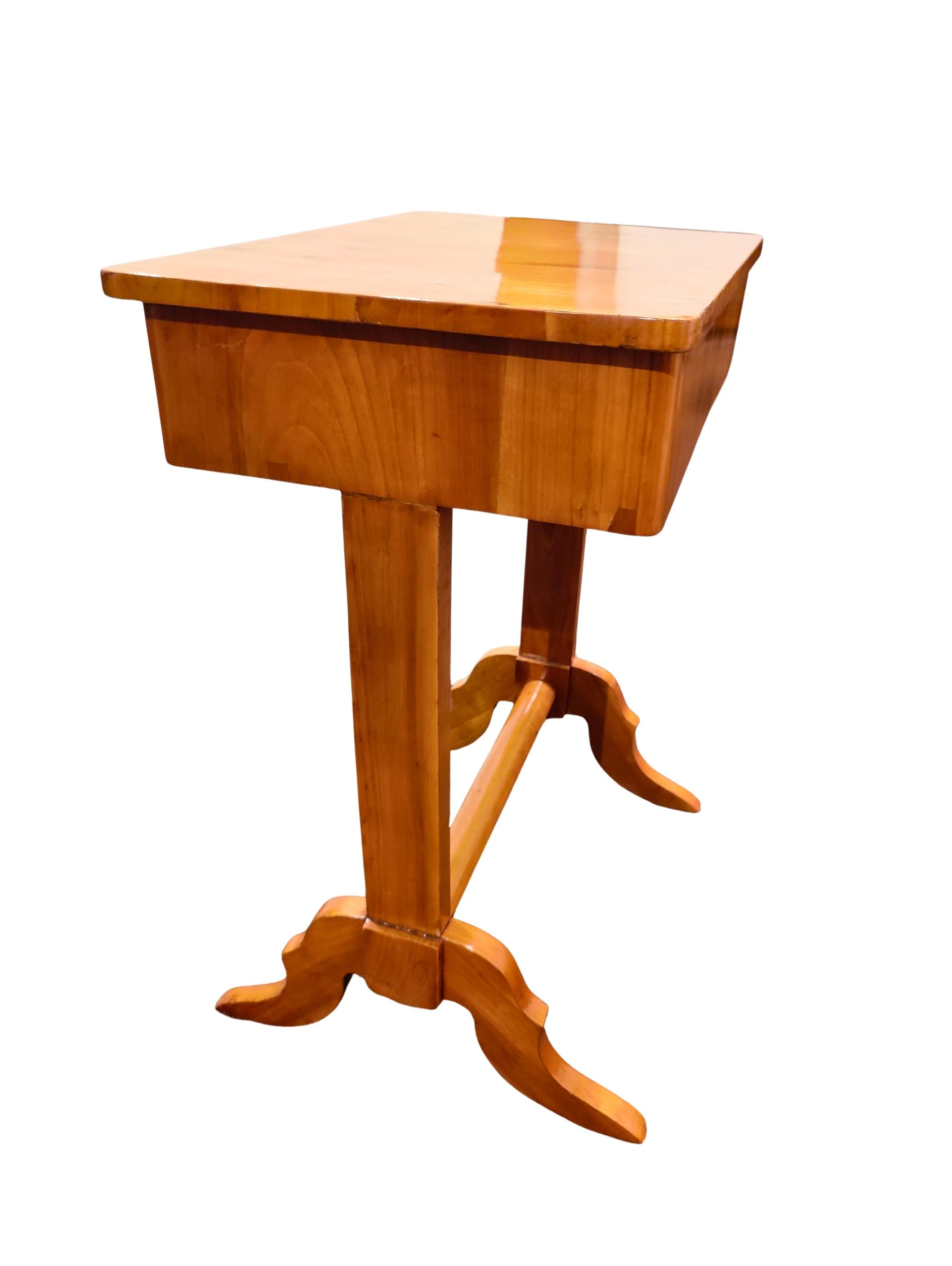 Biedermeier Cherrywood Sewing or Side Table with Removable Interior, circa 1825 For Sale 1
