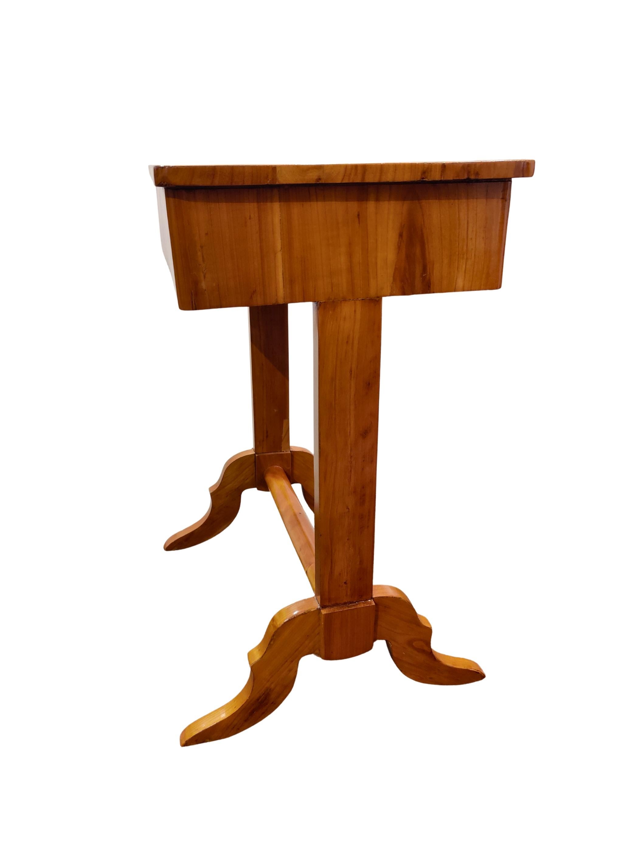 Biedermeier Cherrywood Sewing or Side Table with Removable Interior, circa 1825 In Good Condition For Sale In Darmstadt, DE