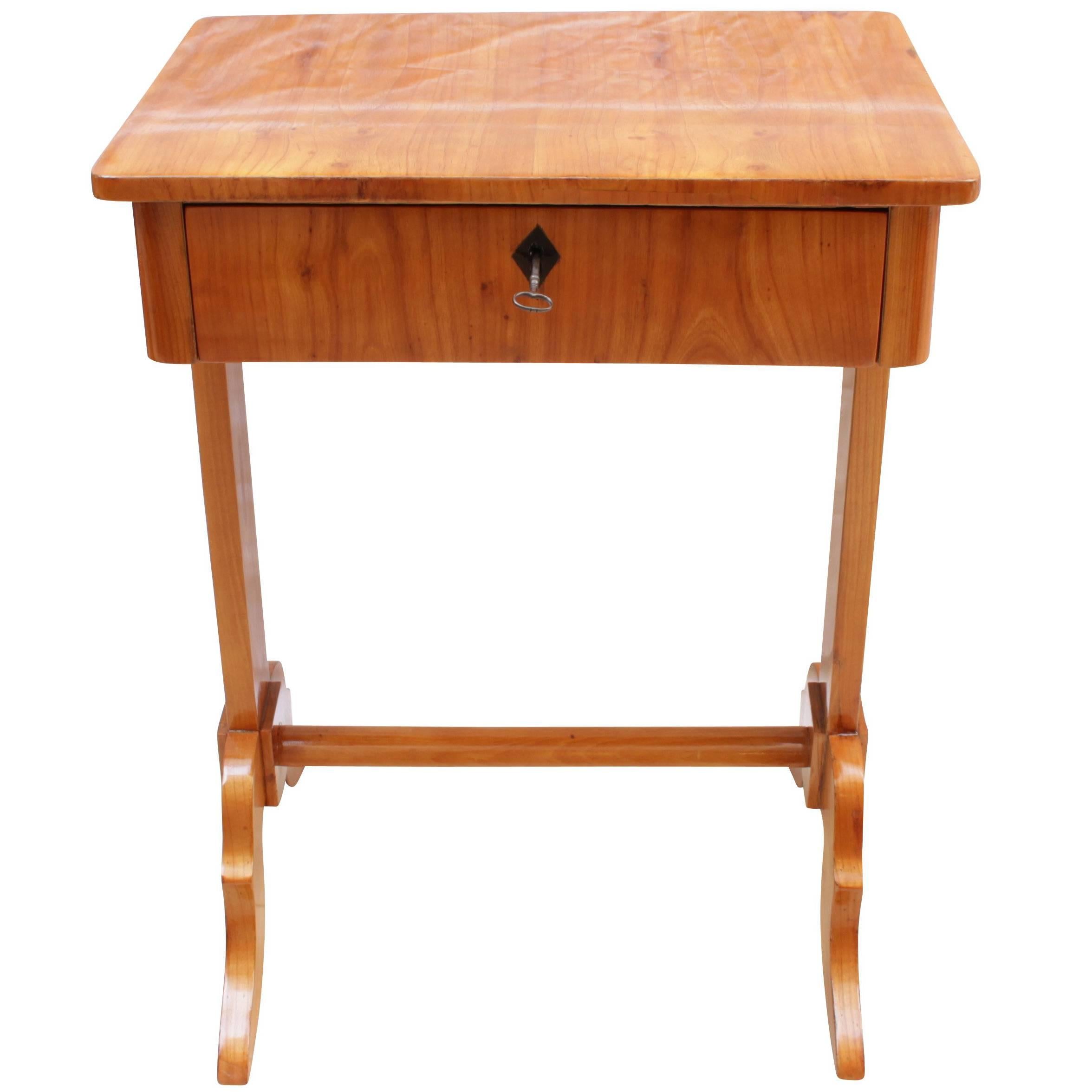 Table à couture ou table d'appoint Biedermeier du 19ème siècle en merisier
