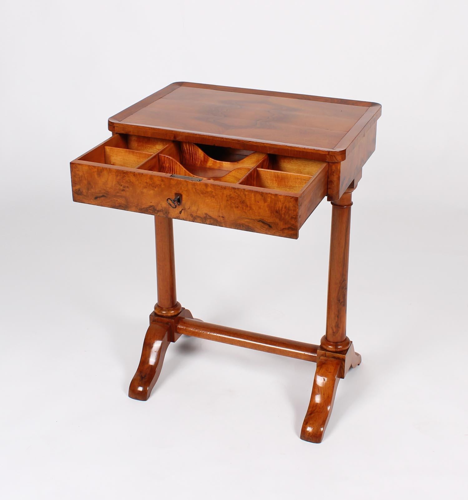 German 19th Century Biedermeier Sewing or Worktable, circa 1820, Walnut Shelac Polished