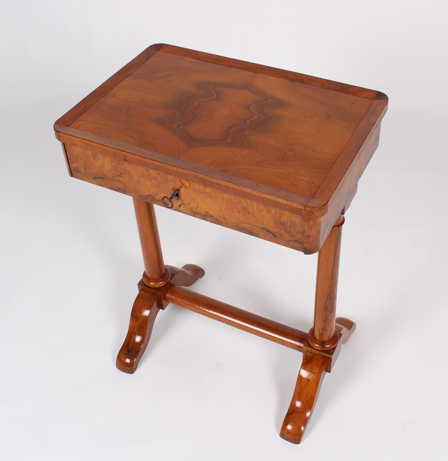 19th Century Biedermeier Sewing or Worktable, circa 1820, Walnut Shelac Polished In Good Condition In Greven, DE