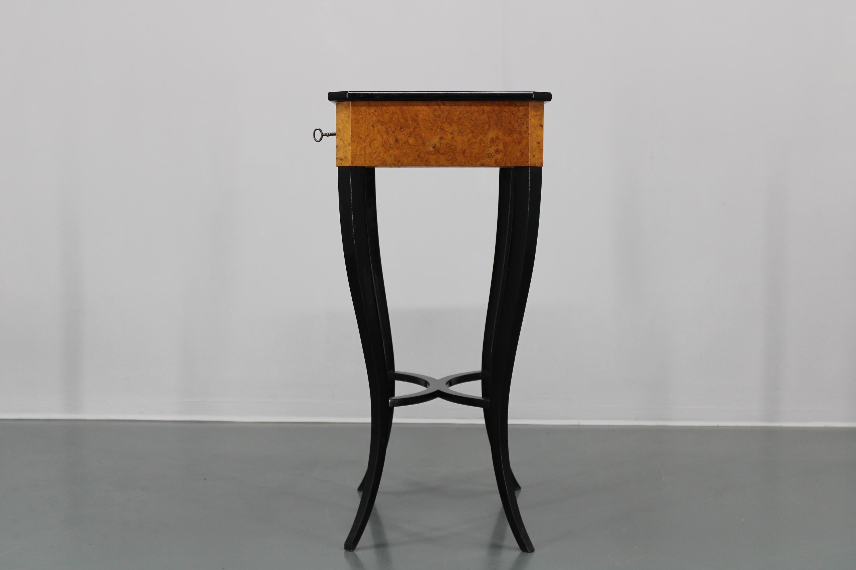 Table de couture Biedermeier du XIXe siècle, Autriche Bon état - En vente à Praha, CZ