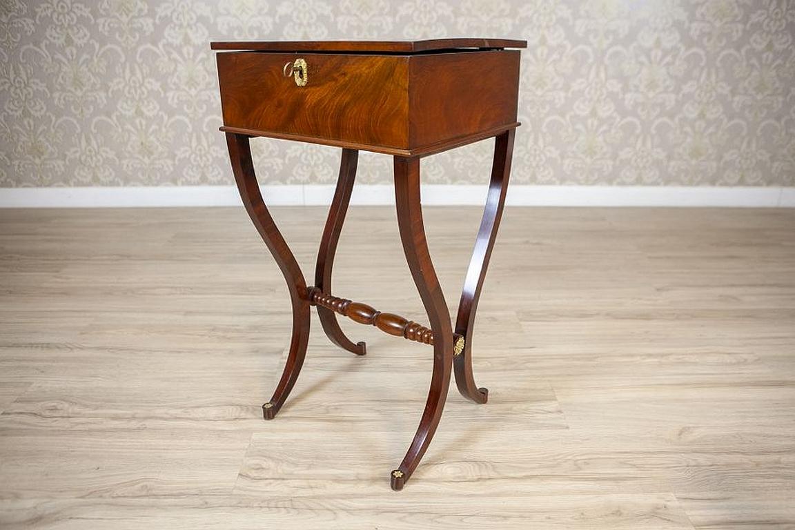 Wir präsentieren Ihnen einen Nähtisch aus der zweiten Hälfte des 19. Jahrhunderts.
Die Form dieses Möbelstücks ist bescheiden - charakteristisch für das Biedermeier.
Das Gehäuse ist einfach und ähnelt in seiner Form einem Würfel.
Außerdem kann