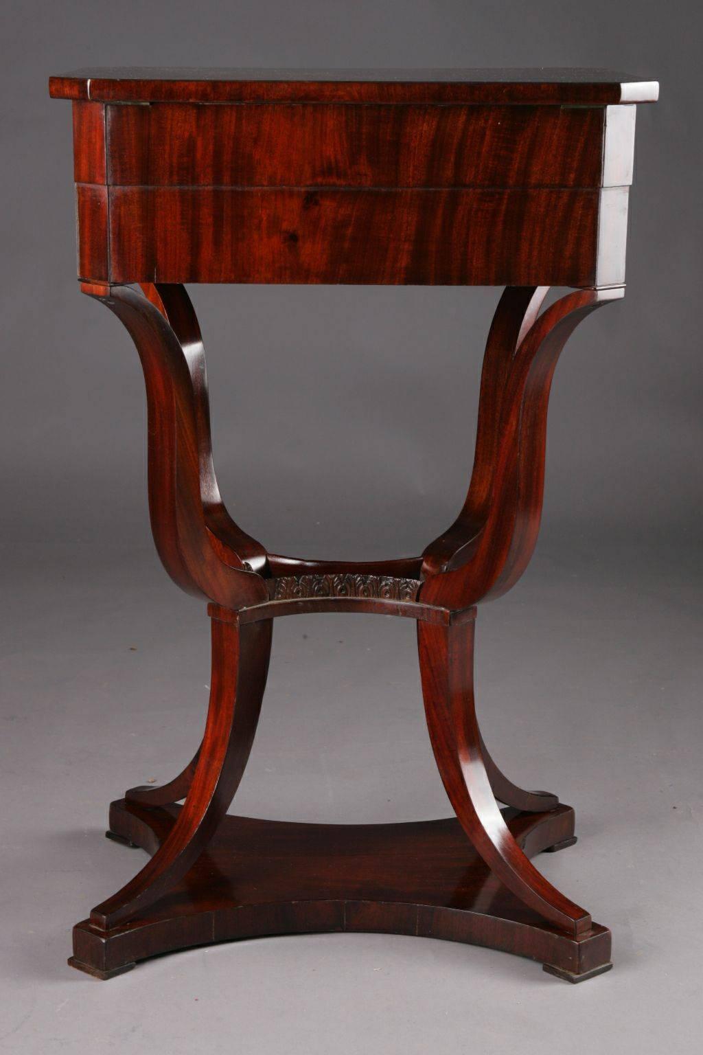 19th Century Biedermeier Sewing Table In Good Condition For Sale In Berlin, DE