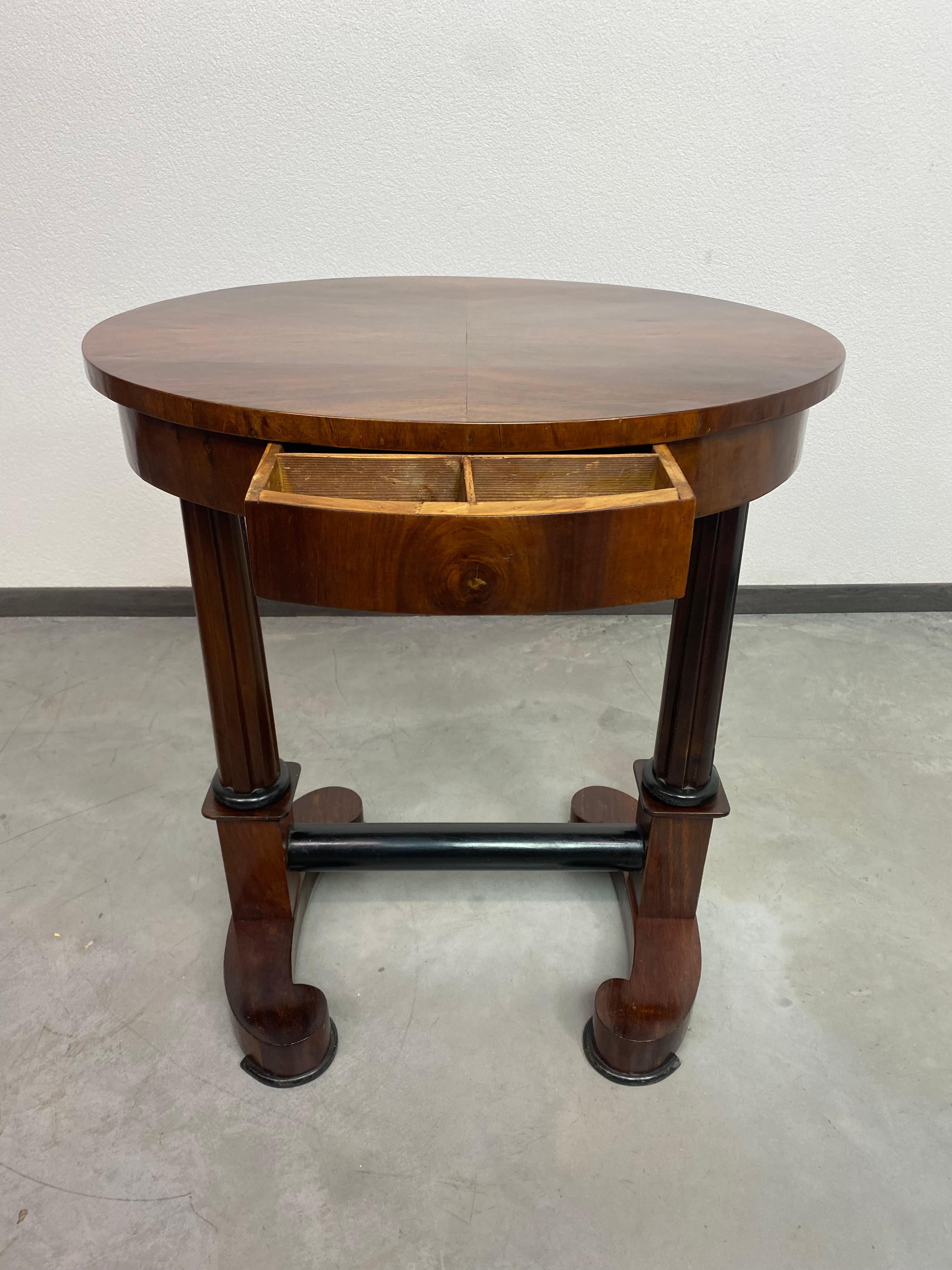 19th century biedermeier side table In Good Condition For Sale In Banská Štiavnica, SK