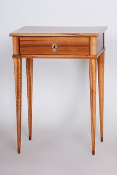 Table d'appoint Biedermeier du 19ème siècle fabriquée en Tchèque dans les années 1820
