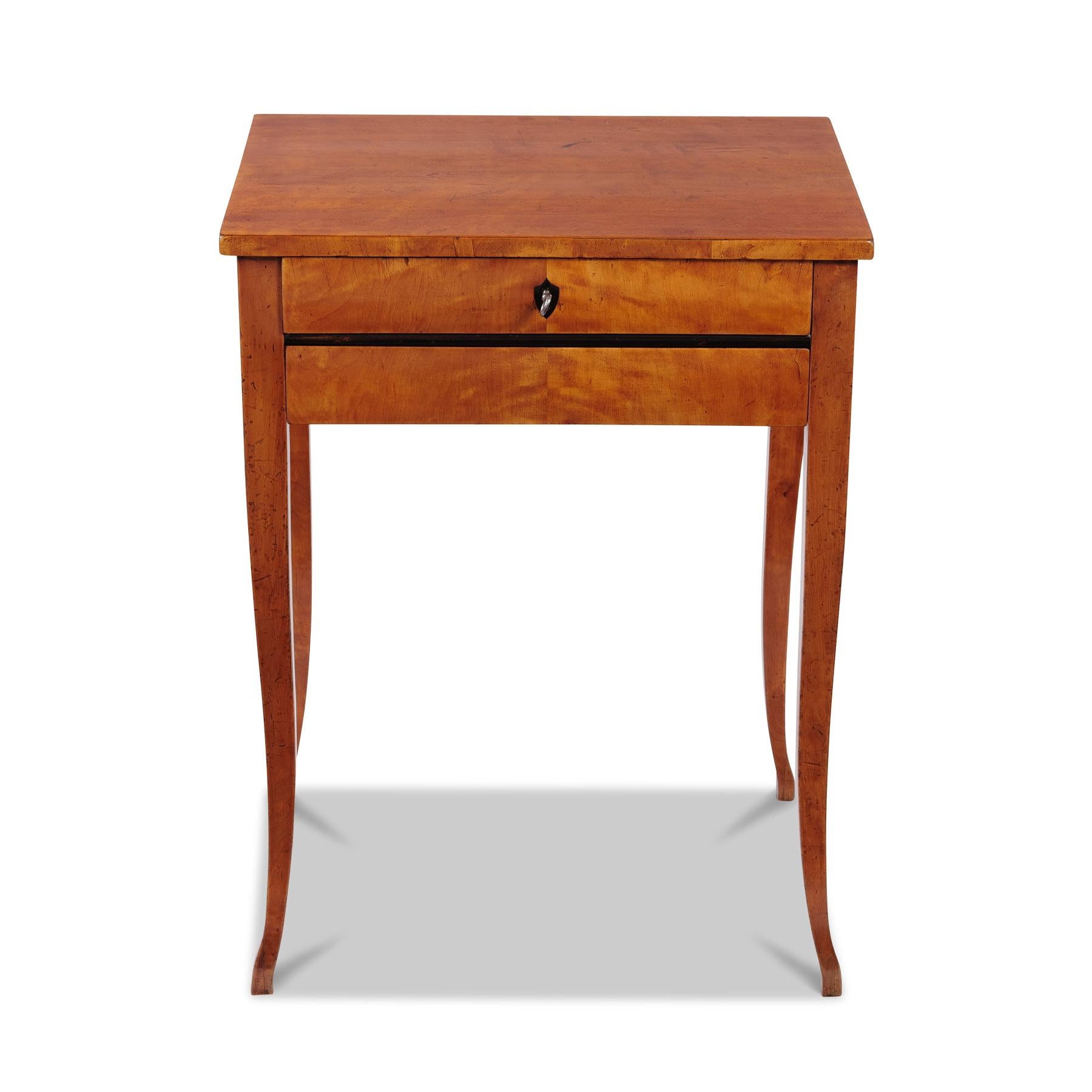 Table d'appoint
Table de couture Biedermeier d'environ 1820, placage de bouleau, deux tiroirs, celui du haut avec l'intérieur et la pelote d'épingles d'origine, vernis à la main à la gomme-laque.

Dimensions :

 

Hauteur 76,5 cm ; largeur 58 cm ;