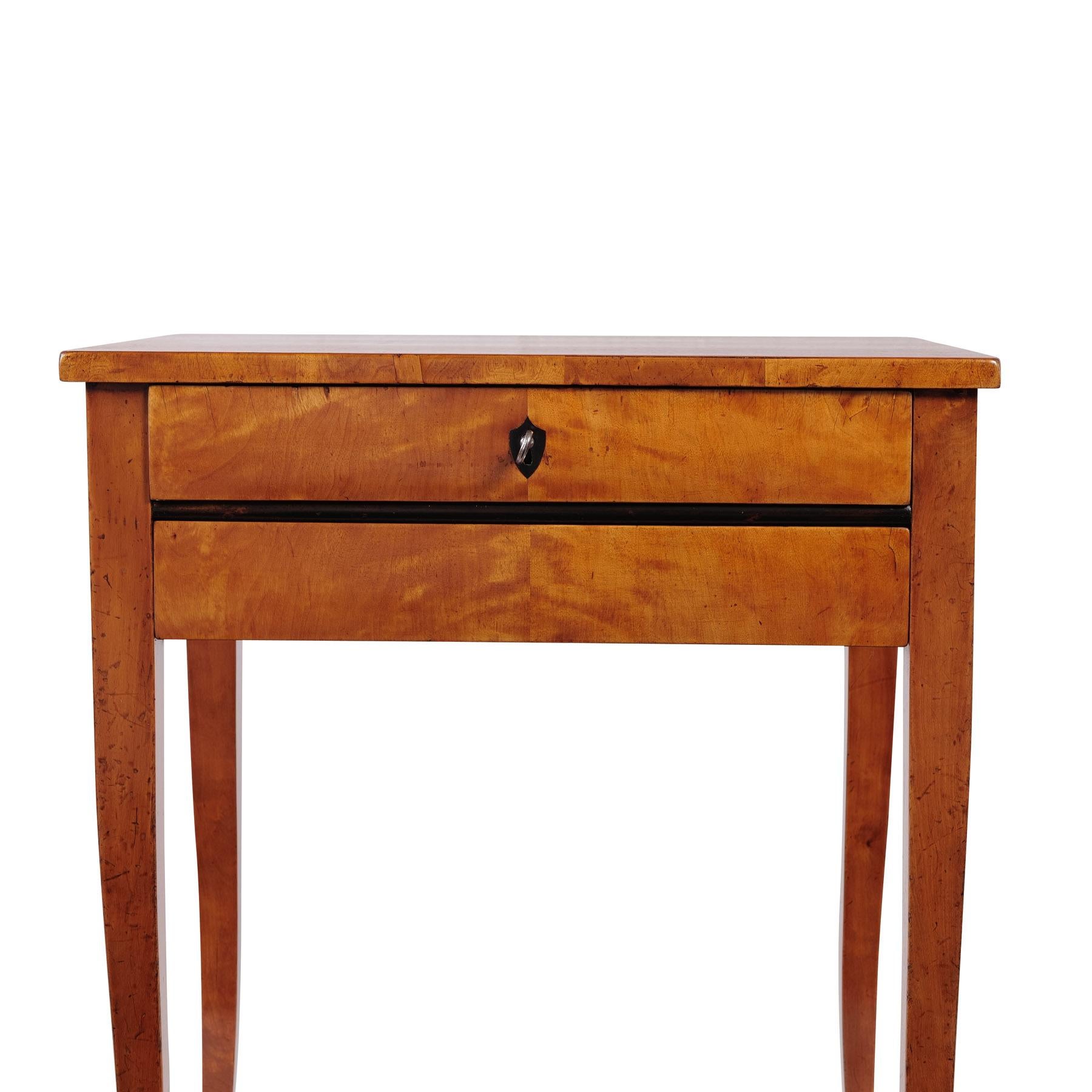 Allemand Table d'appoint Biedermeier du 19ème siècle, table cousue en bois de bouleau en vente