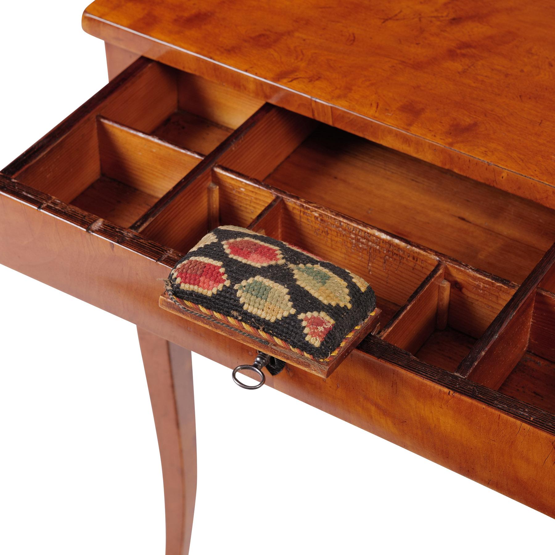 Placage Table d'appoint Biedermeier du 19ème siècle, table cousue en bois de bouleau en vente