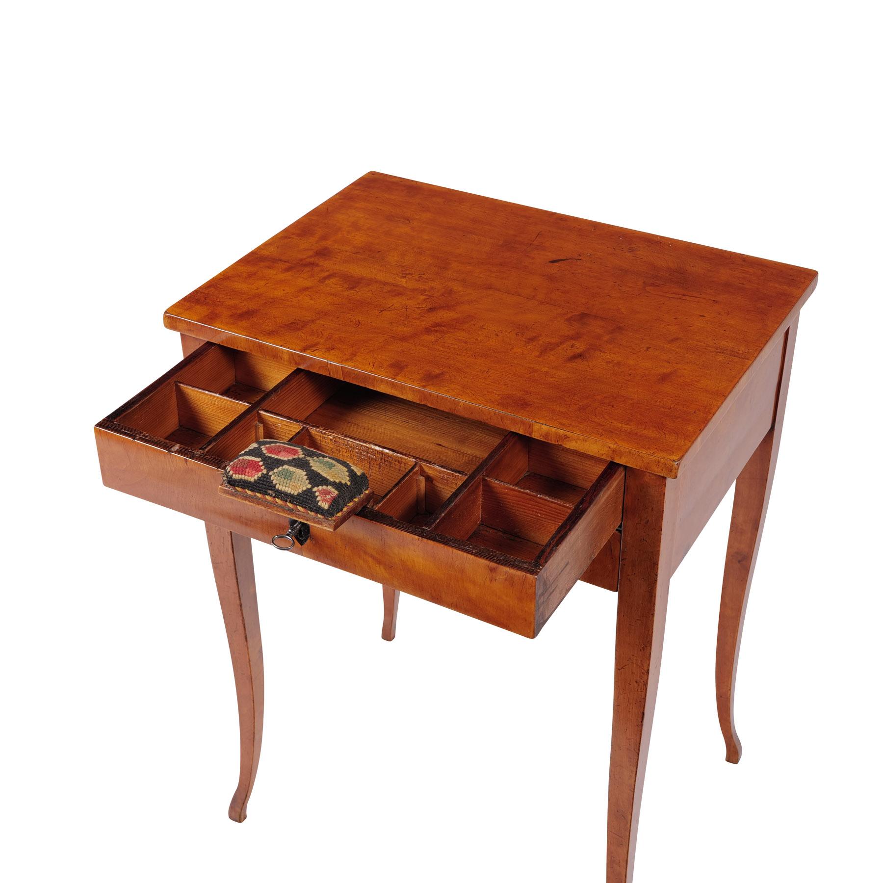 Table d'appoint Biedermeier du 19ème siècle, table cousue en bois de bouleau Bon état - En vente à Münster, DE