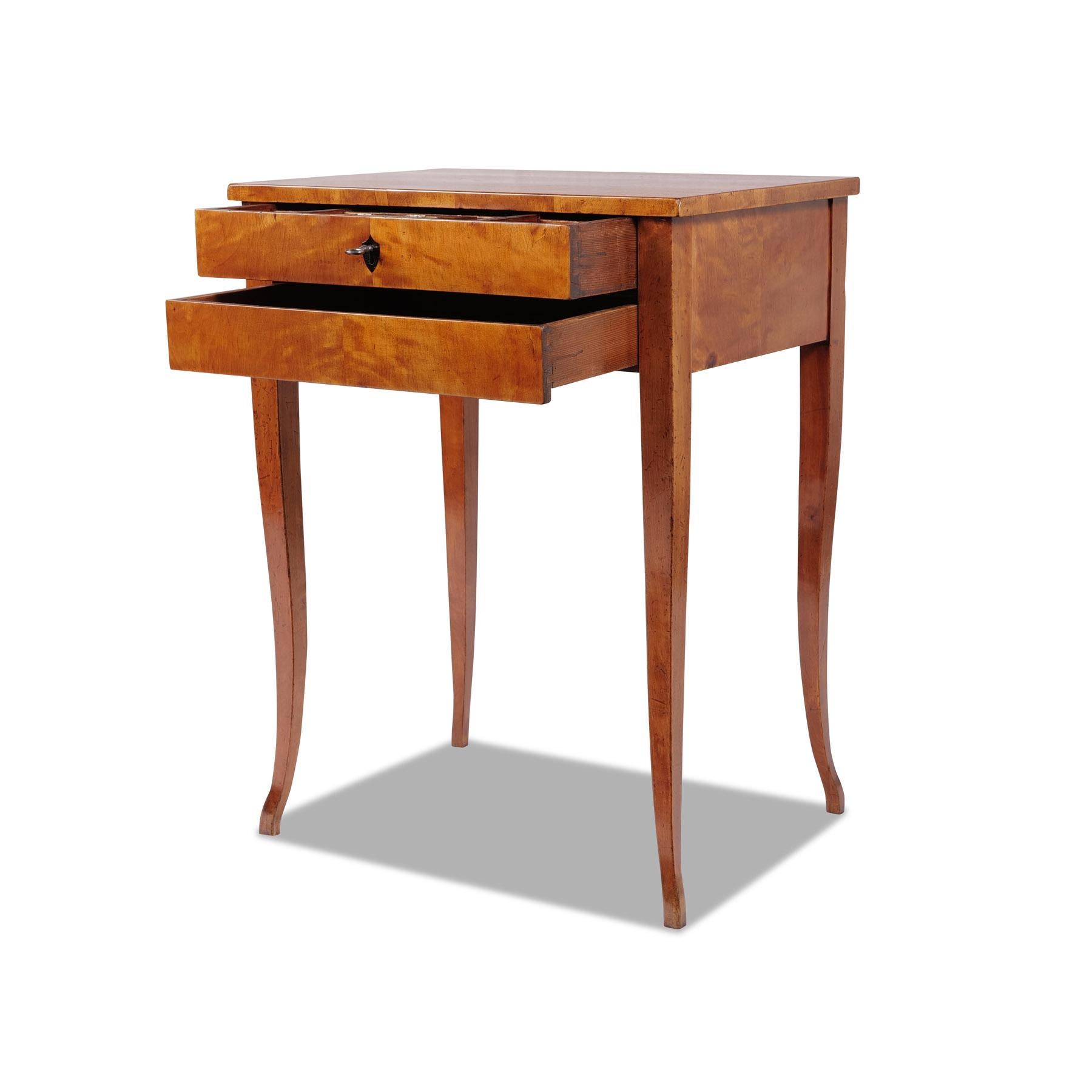 Début du XIXe siècle Table d'appoint Biedermeier du 19ème siècle, table cousue en bois de bouleau en vente