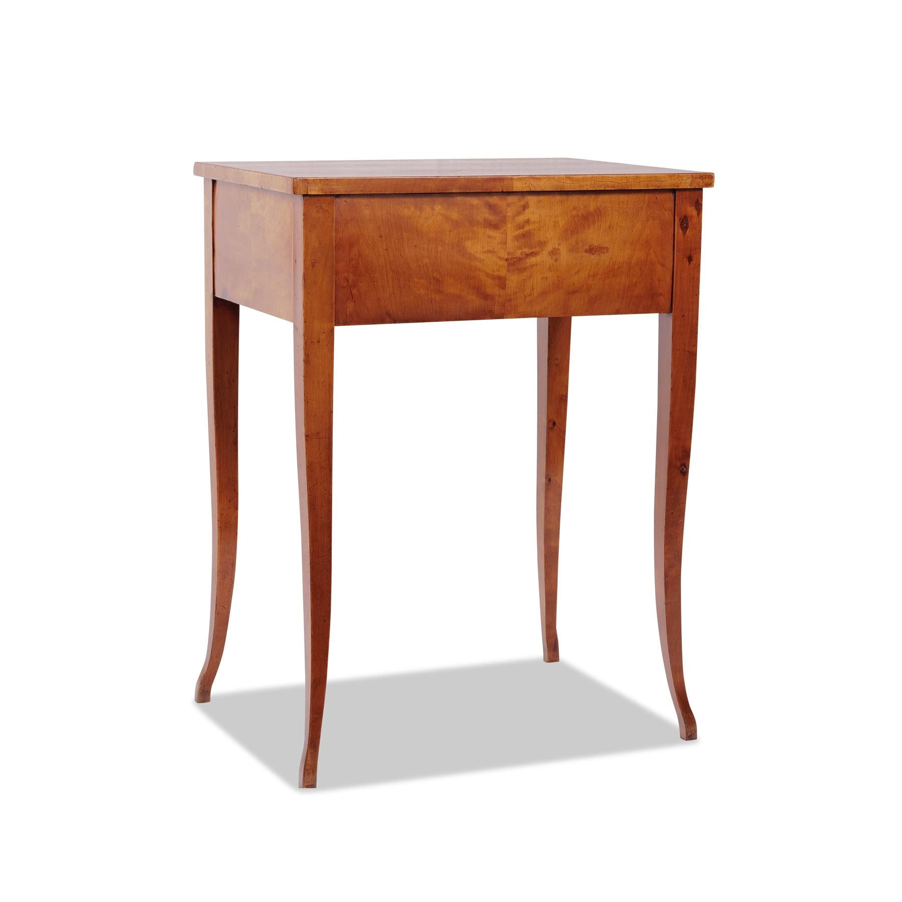 Bouleau Table d'appoint Biedermeier du 19ème siècle, table cousue en bois de bouleau en vente