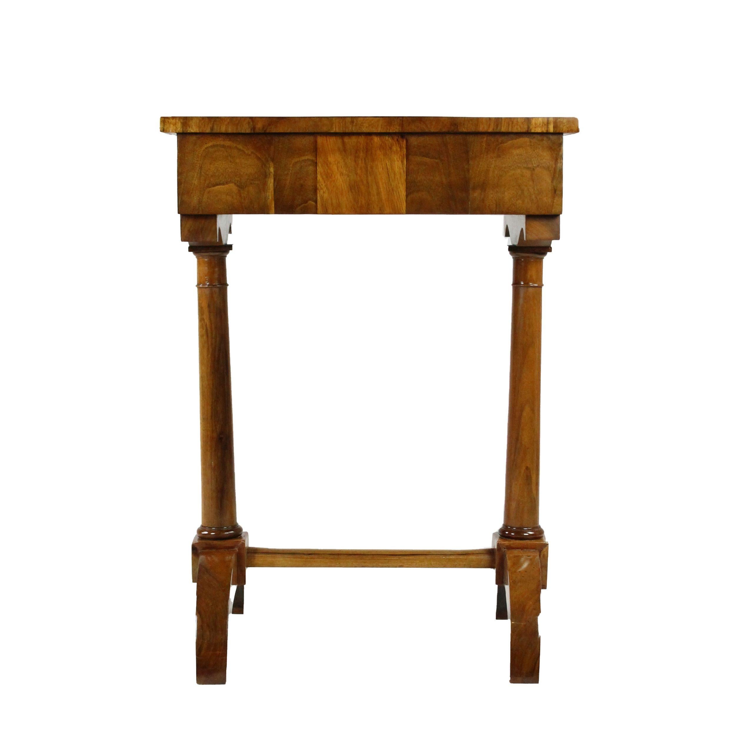 Biedermeier side table, walnut veneered, 1 hidden drawer with interior partition and fold-out pincushion, restored condition, shellac polish

height: 77 cm, width 55,5 cm, depth 39 cm
