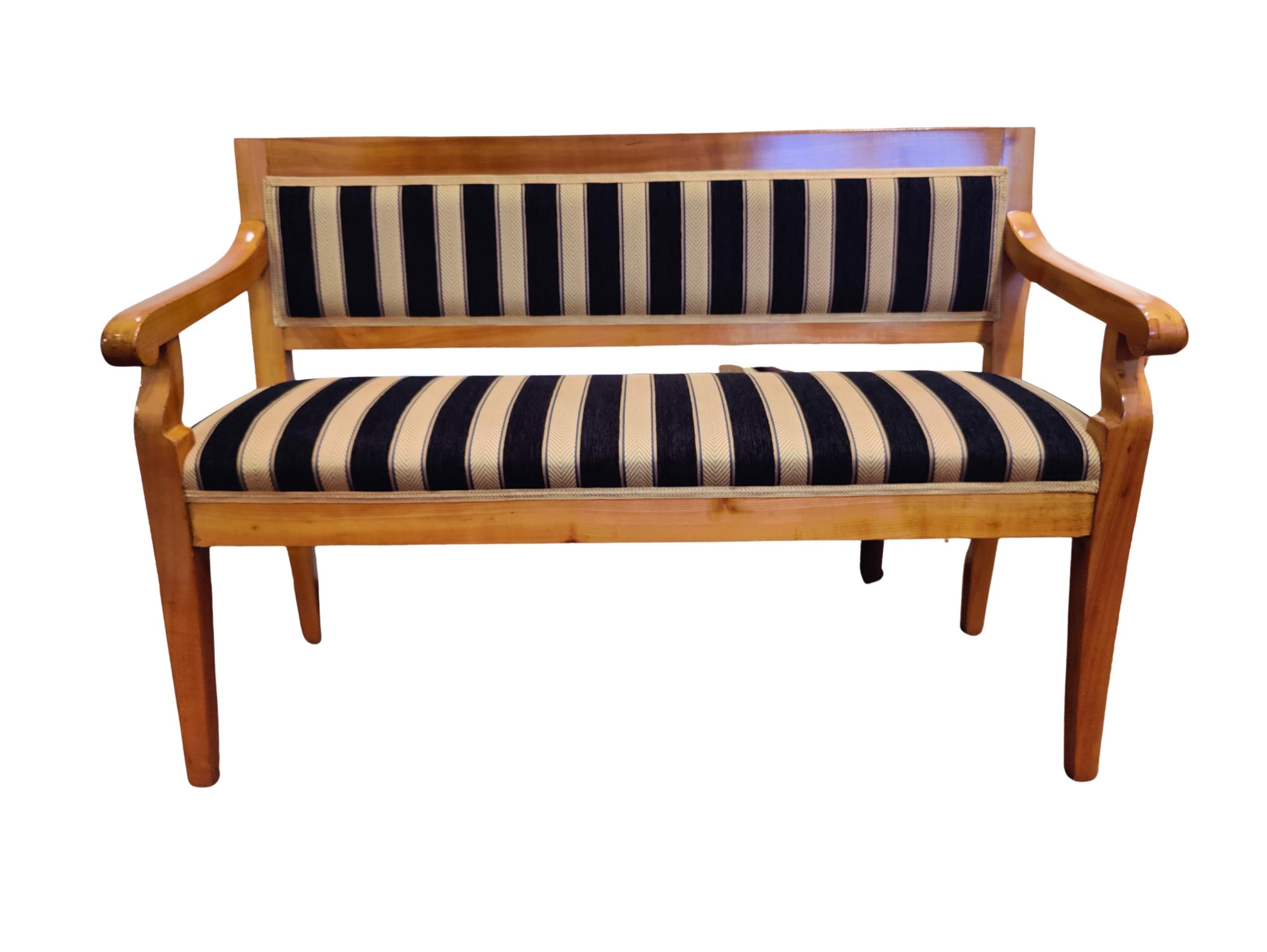 Banc extrêmement rare de petite taille pratique de la période Biedermeier. Le banc est fabriqué en cerisier, en partie plaqué et en partie massif. Le banc a été retapissé et recouvert de tissu Biedermeier. En très bon état restauré.