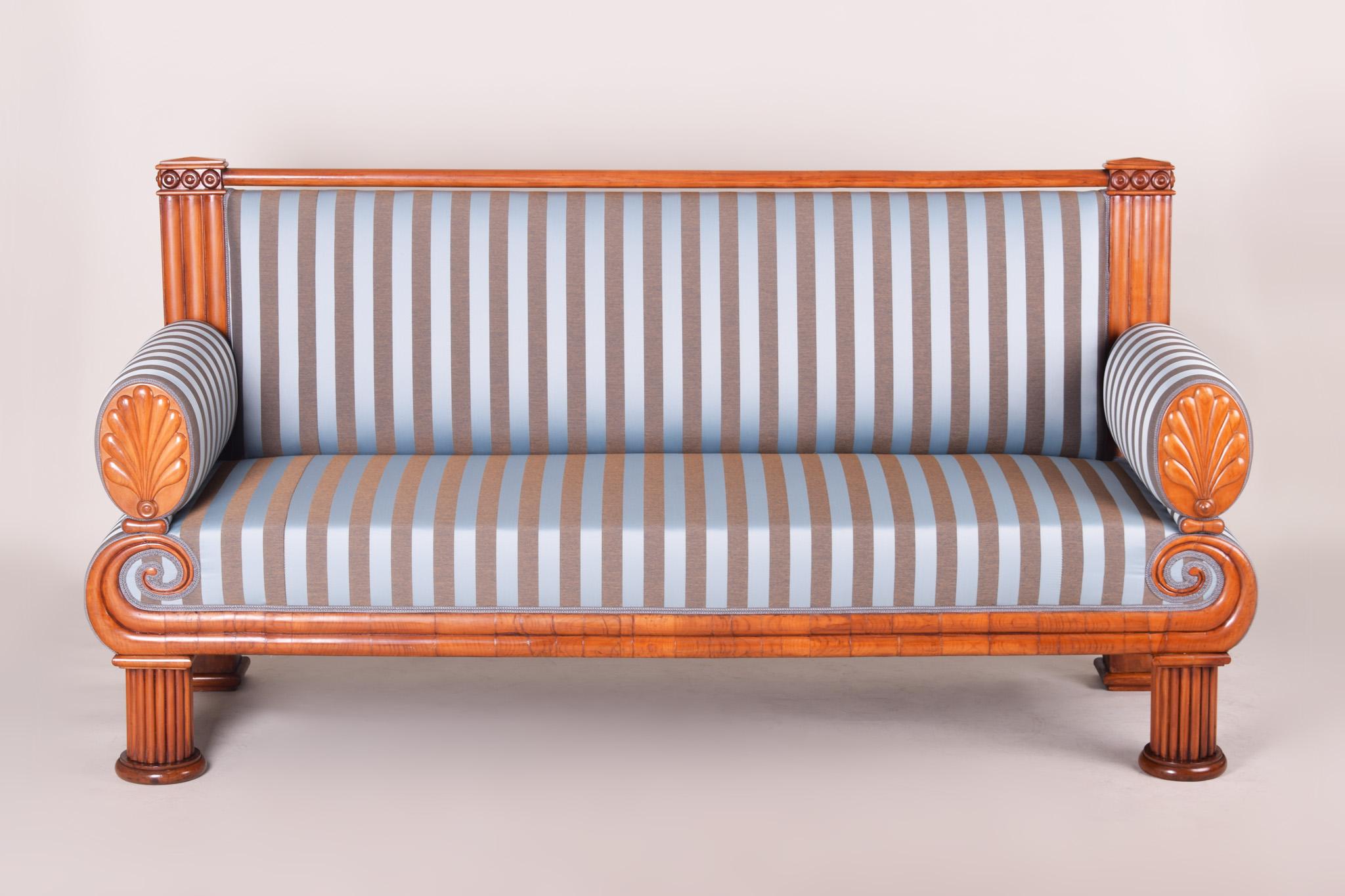 Biedermeier sofa
Completely restored, new upholstery included
Shellac polish.
Source: Czech
Period: 1820-1829.