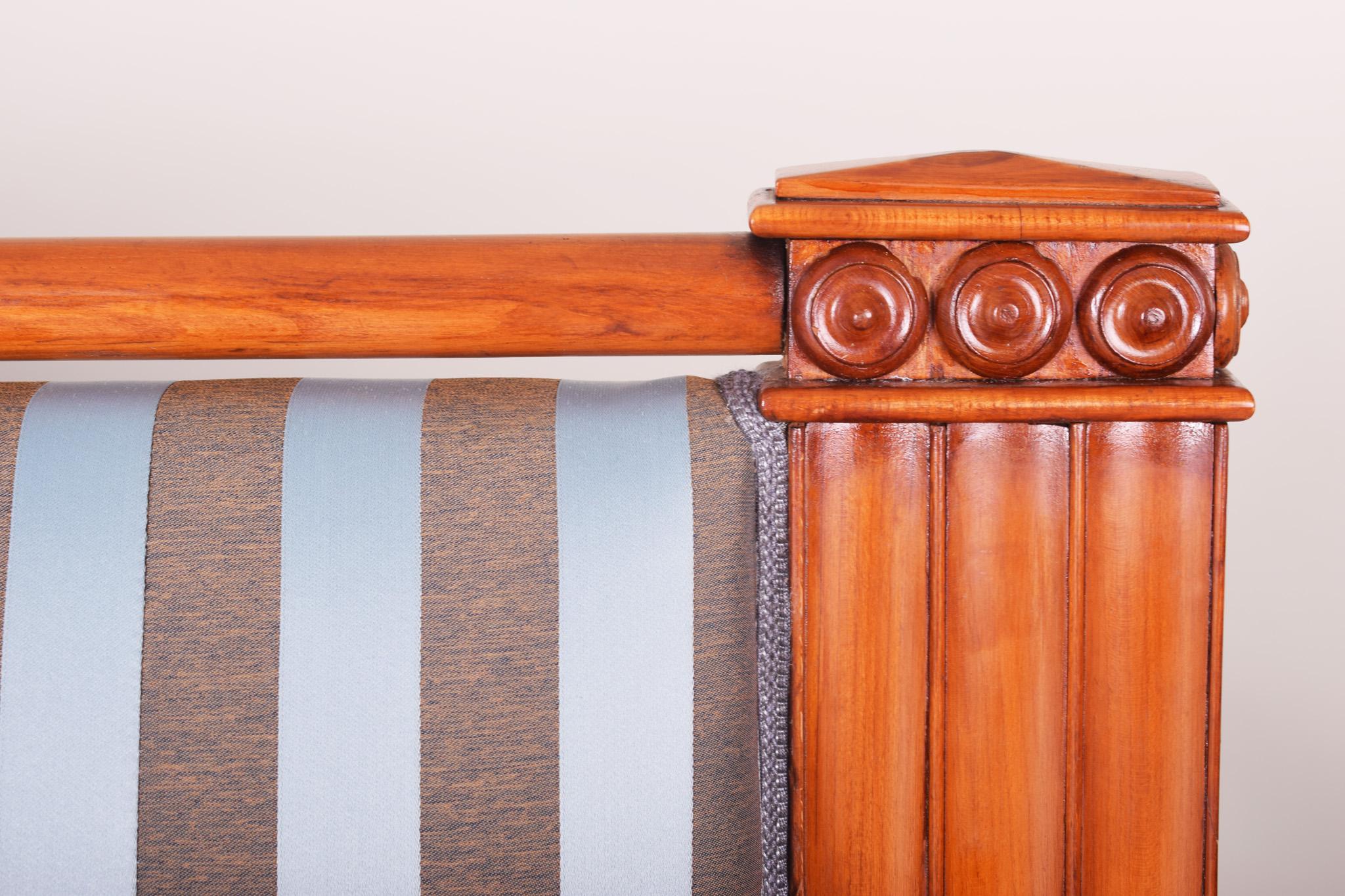 Biedermeier-Sofa aus dem 19. Jahrhundert, Kirschbaumholz, 1820er Jahre, hergestellt in Tschechien, restauriert im Zustand „Gut“ im Angebot in Horomerice, CZ