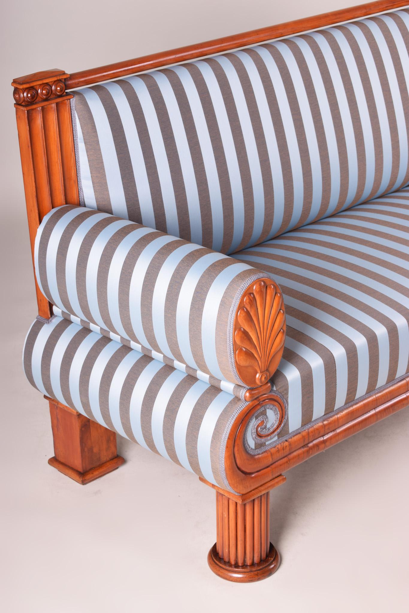 Biedermeier-Sofa aus dem 19. Jahrhundert, Kirschbaumholz, 1820er Jahre, hergestellt in Tschechien, restauriert (Stoff) im Angebot